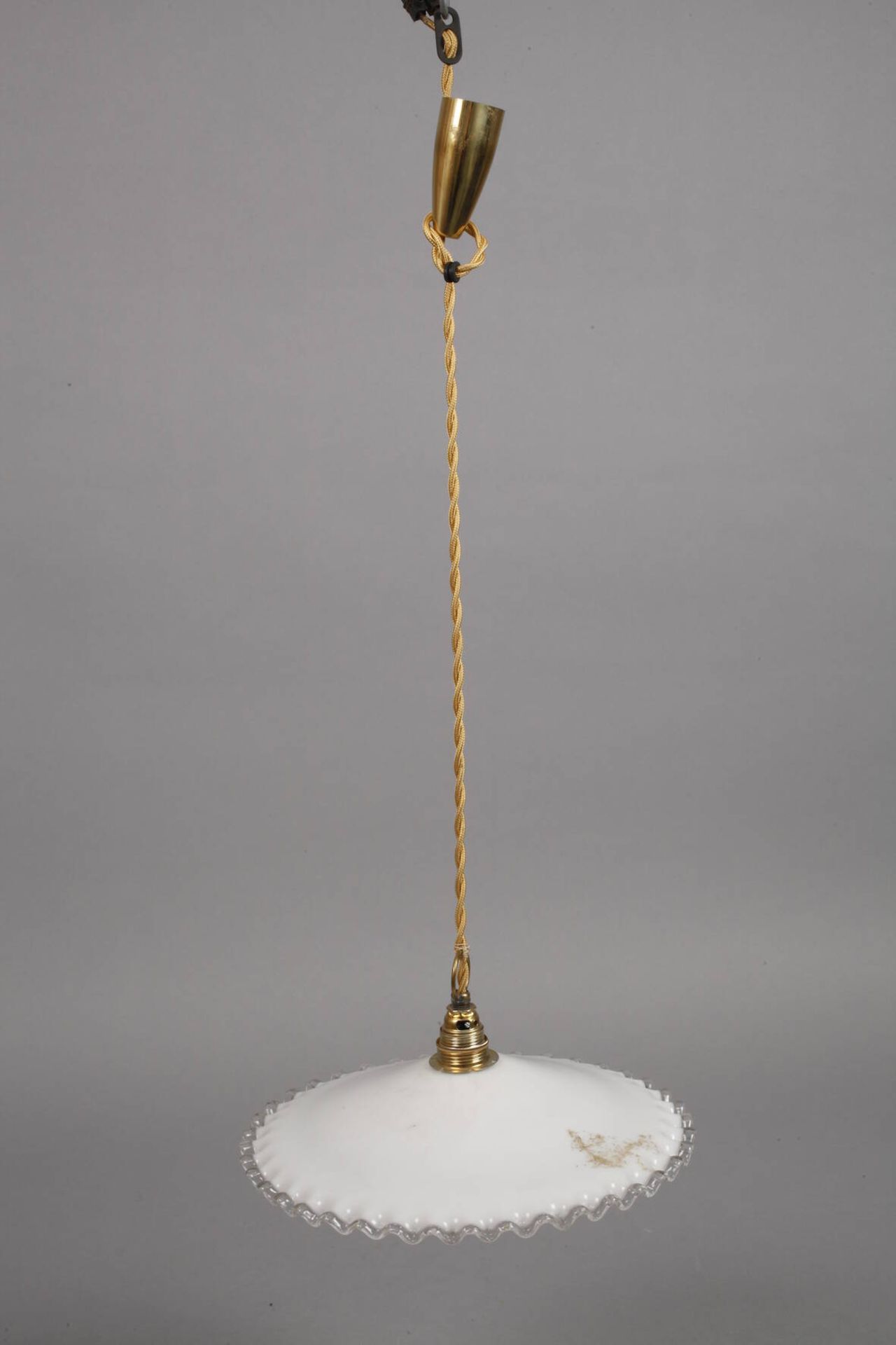 Vier Deckenlampenum 1910, Messingmontierungen mit abgehängten Schirmen aus Milchglas, einer mit - Bild 5 aus 5