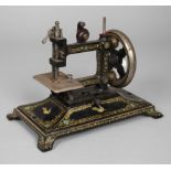 Müller Kinder-Nähmaschine mit Zubehörum 1880, Firmenlogo, Blech und Guss geschwärzt bzw. blanke