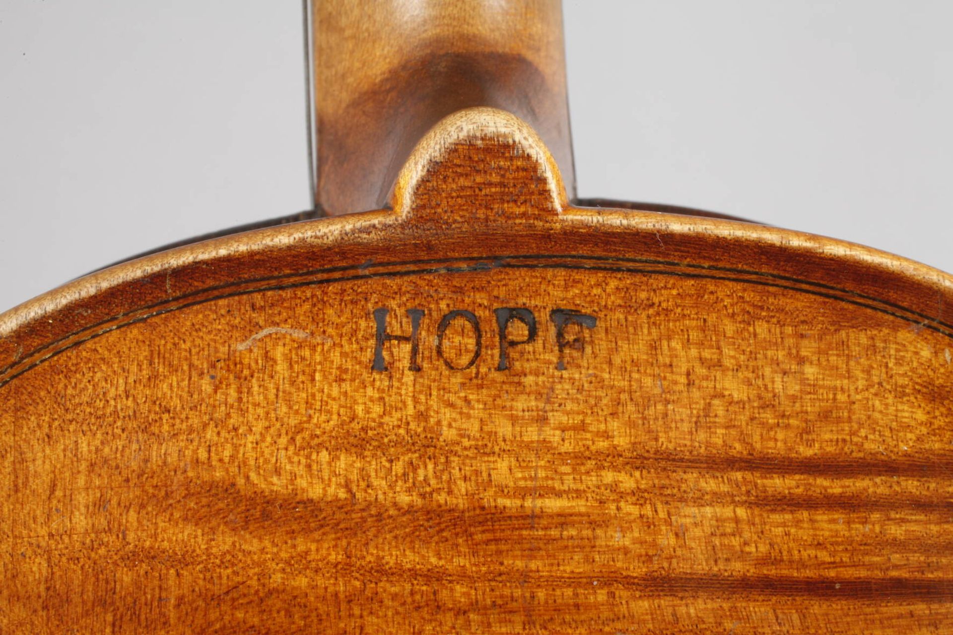 Violine im EtuiAnfang 20. Jh., ohne Zettel, am Boden Brandstempel Hopf, dieser ungeteilt und schwach - Image 4 of 7
