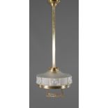 Deckenlampe Jugendstilum 1910, schlankes Gestänge aus Messing, abgehängter Schirm aus satiniertem