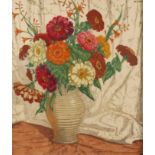 Martin Erich Philipp, BlumenstilllebenStrauß mit Zinnien, in bauchiger Keramikvase vor einem Tuch,