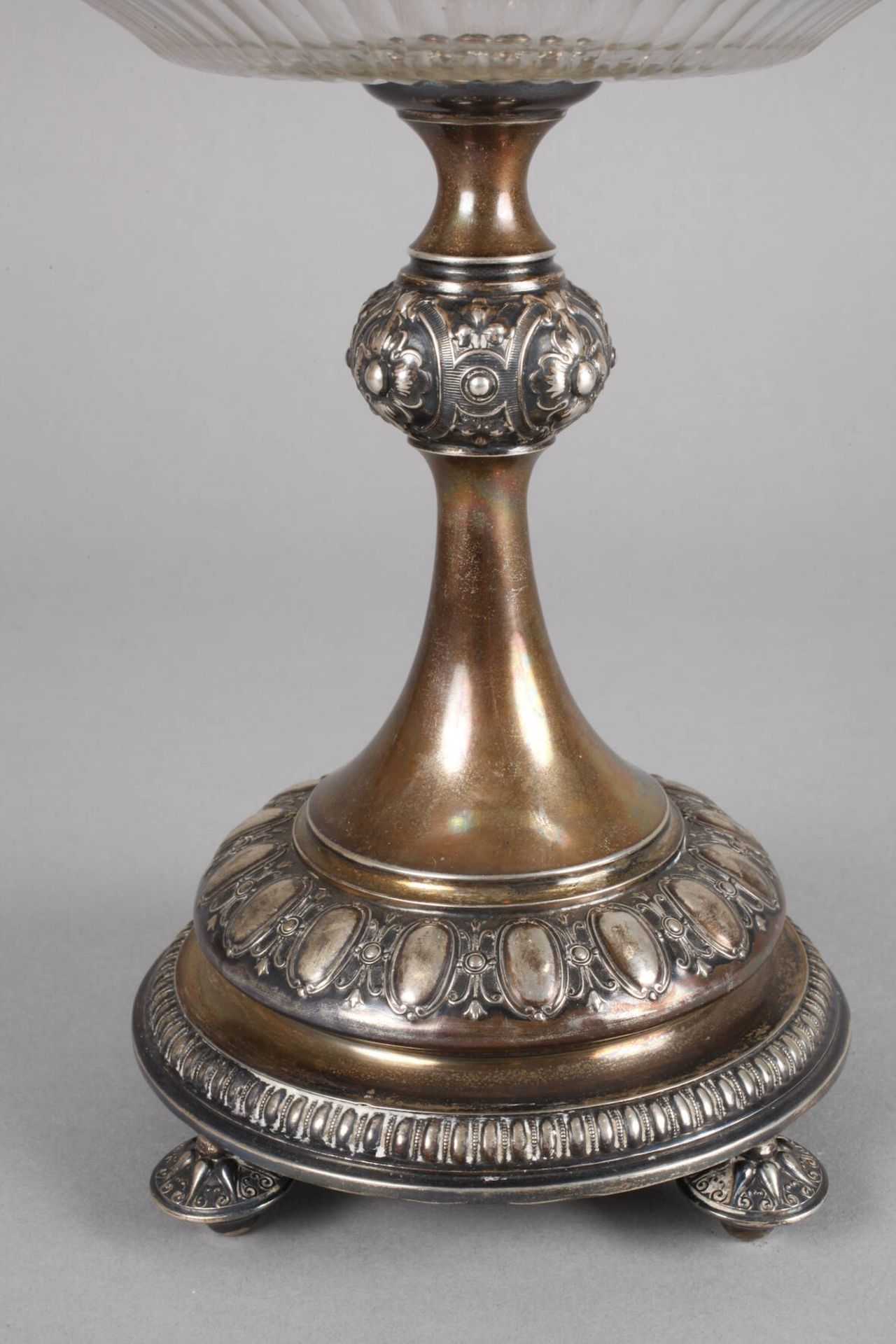 Tazza mit Silberfußum 1880, ungepunzt, Silber geprüft, reich verziert mit Ornamentbändern, der - Image 2 of 4