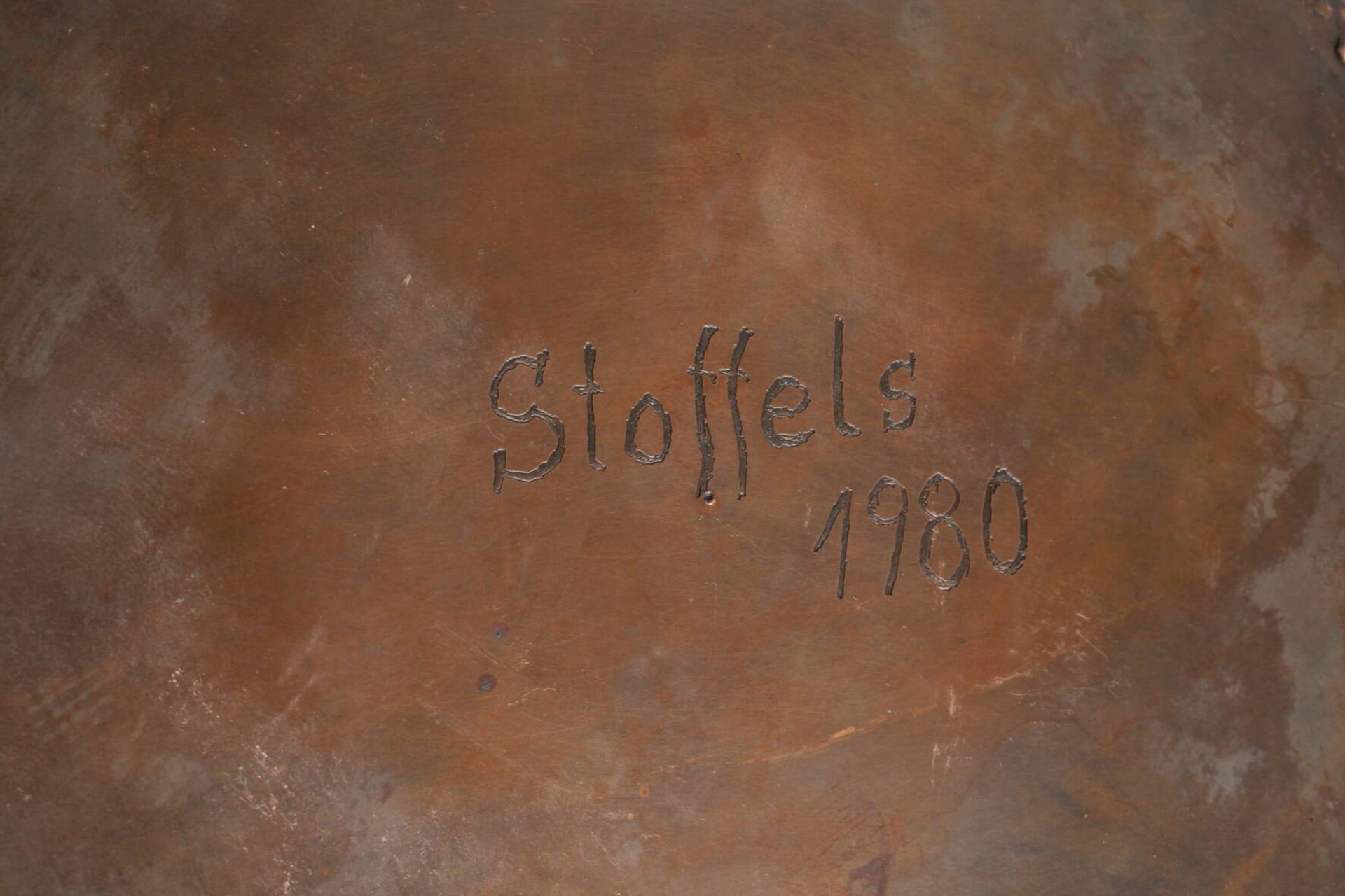 Moderne Kupfervasedatiert 1980, signiert Stoffels, handgetrieben und patiniert, runder Korpus mit - Bild 4 aus 4