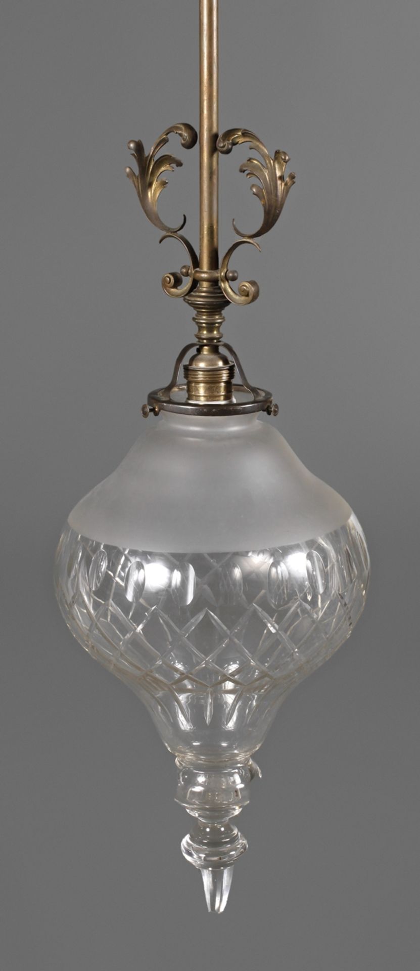 Deckenlampeum 1900, zartes Messinggestänge mit zurückgenommenem Blattdekor, abgehängte Lampenfassung