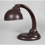 Schreibtischlampe1930er Jahre, gemarkt Pat. 42670, Gehäuse aus dunkelbraunem Bakelit, ovaler Fuß mit