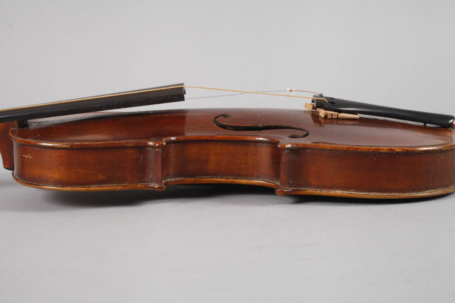 Violine im Etuiauf Klebezettel bezeichnet Pfretschner & Comp. in Neukirchen 1865, geteilter, - Image 5 of 9