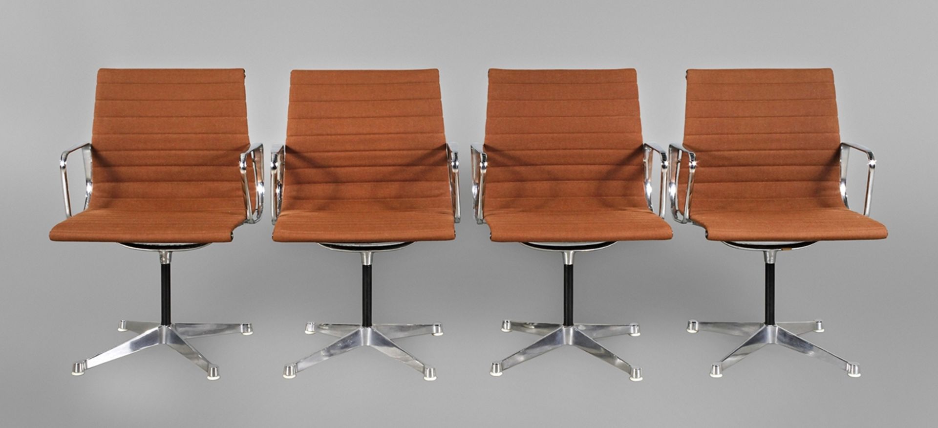 Vier Eames ChairsModell EA108 Alu, Entwurf Charles und Ray Eames, Ausführung Vitra für Hermann