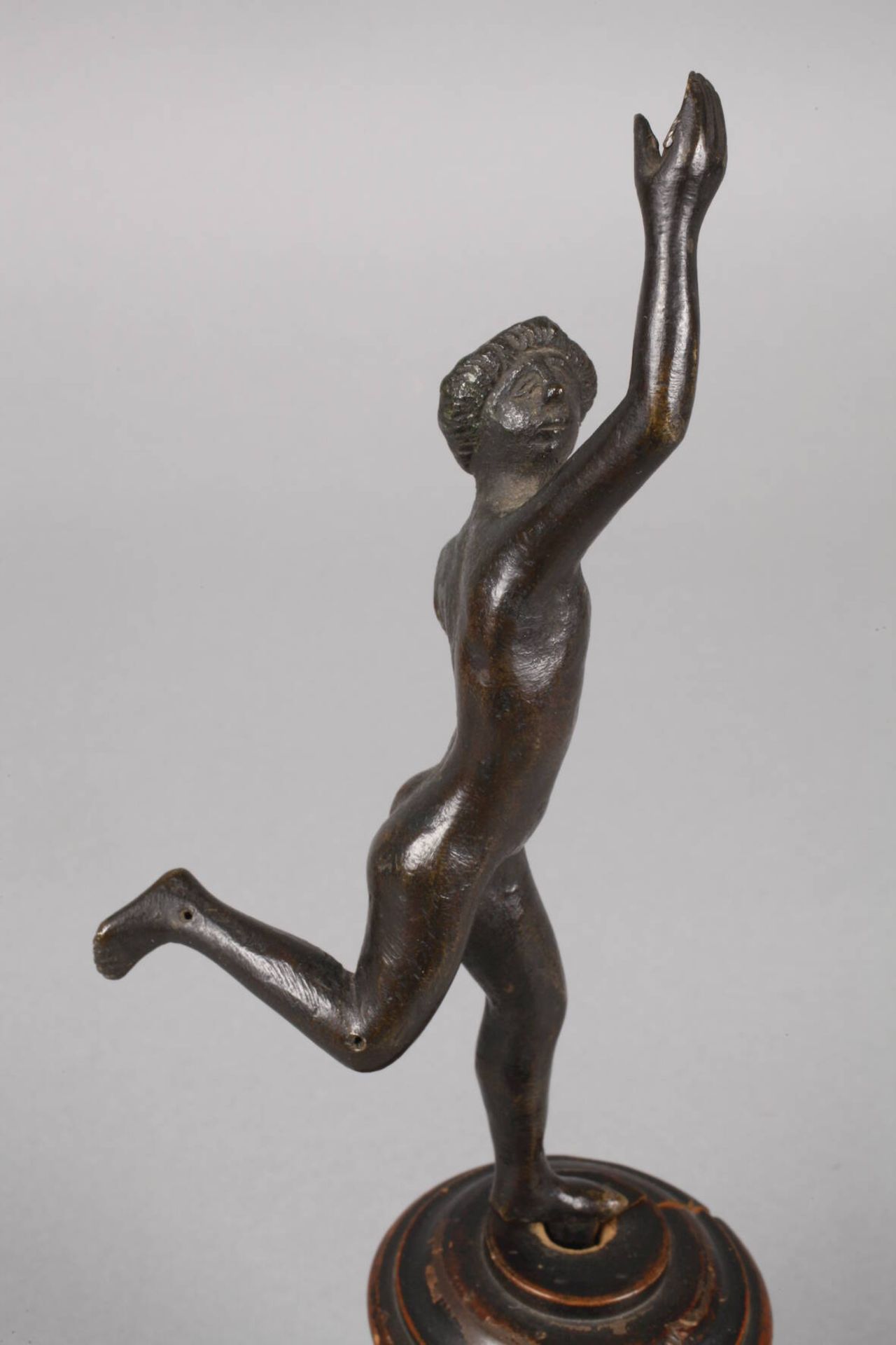 Hermes 17./18. Jh.unsigniert, Bronze dunkel patiniert, laufender Hermes als Akt, ein Arm fehlt - Bild 2 aus 6