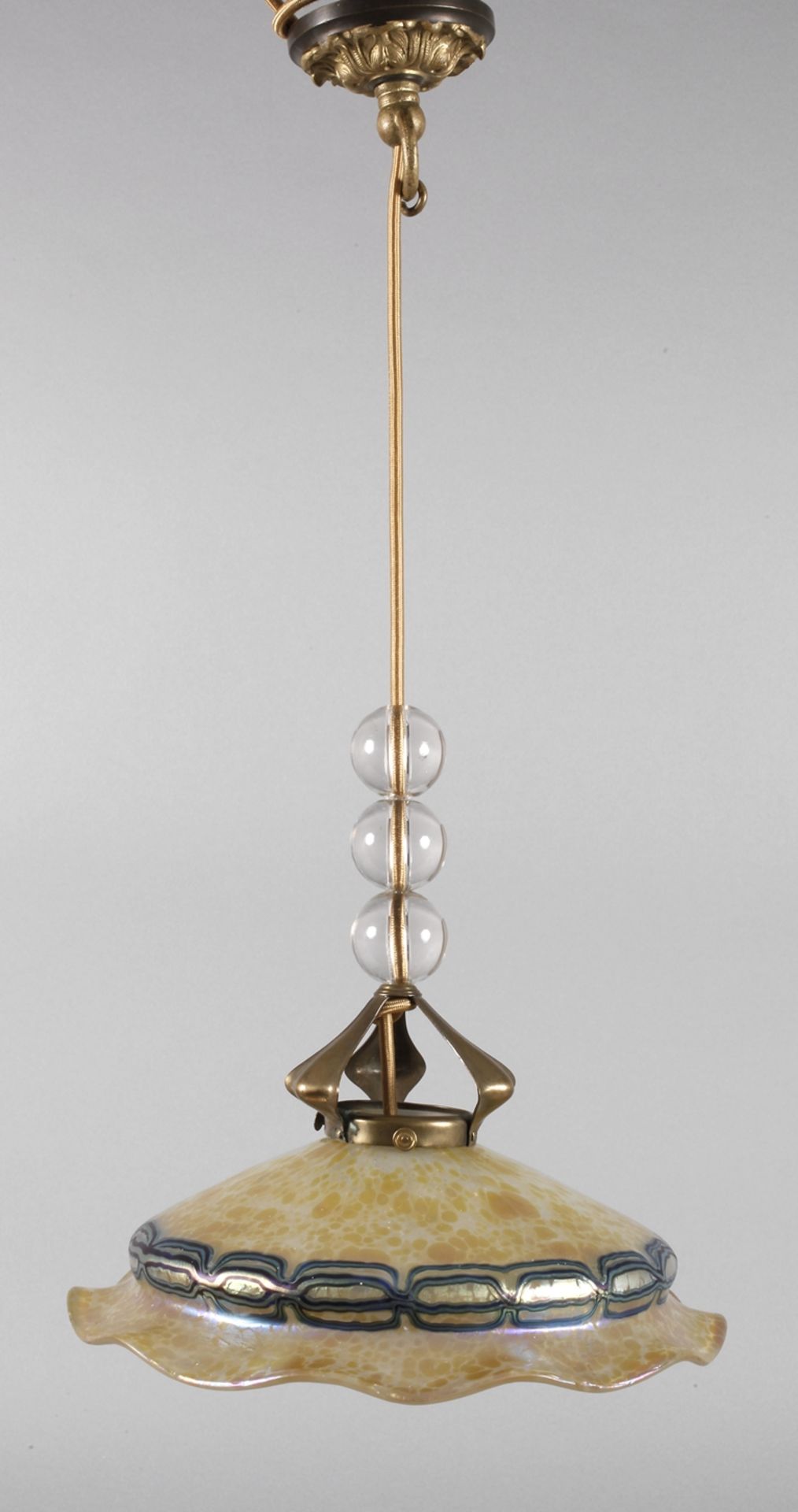 Deckenlampe Lötz Wwe.um 1902, Dekor Phänomen Gre 2/177 opal mit aufgelegten kobaltblauen Fäden und