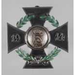 Kriegsverdienstkreuz Reuß1915, versilbert, Kranz emailliert, geringe Tragespuren, G ca. 23,56 g.