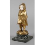 Antoine Bofill, Chryselephantin frierendes Kindum 1910/20, signiert, Bronze vergoldet, Gesicht aus