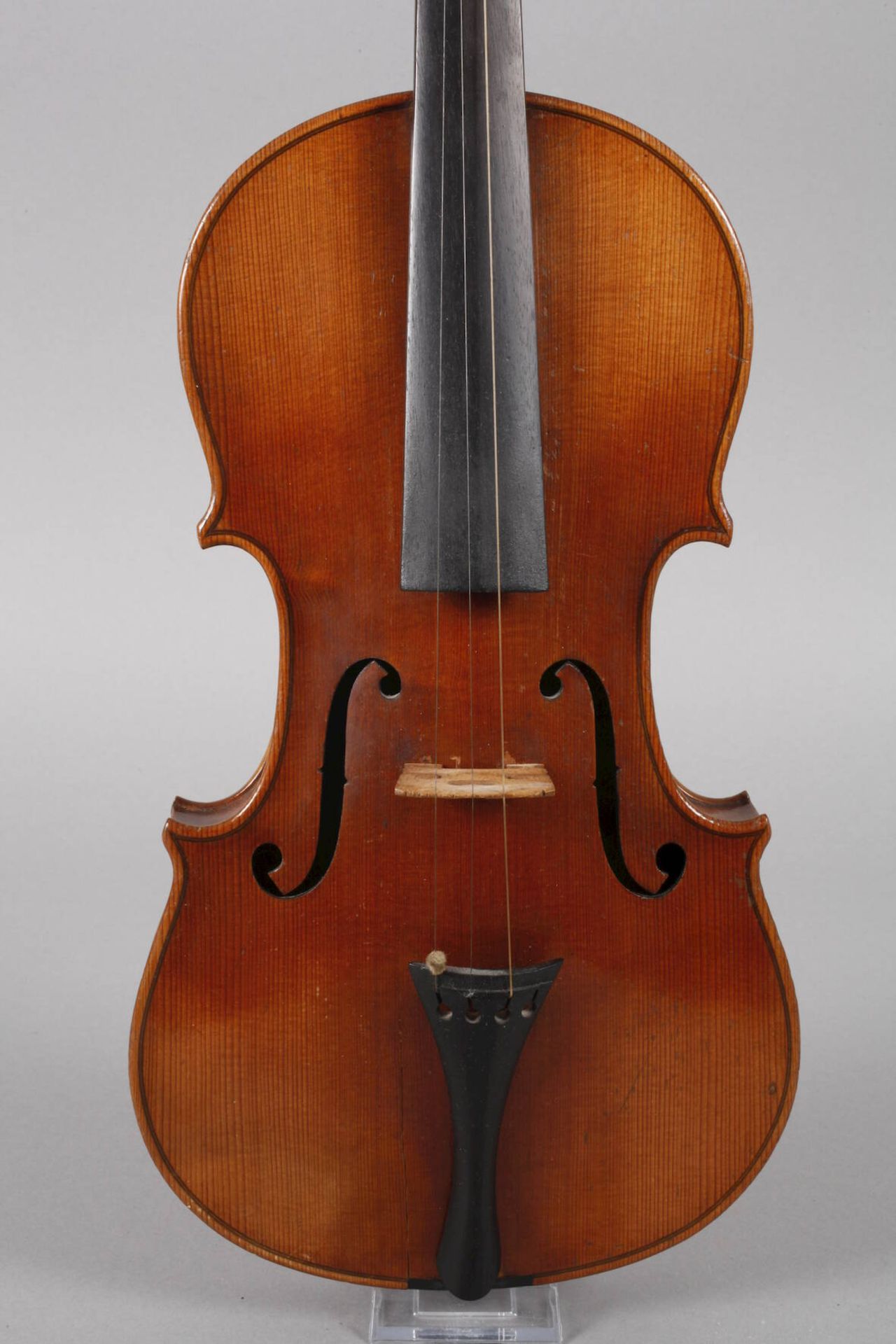 ViolineAnfang 20. Jh., ohne Zettel, geteilter, gleichmäßig geflammter Boden in gelblich-braunem - Image 2 of 6