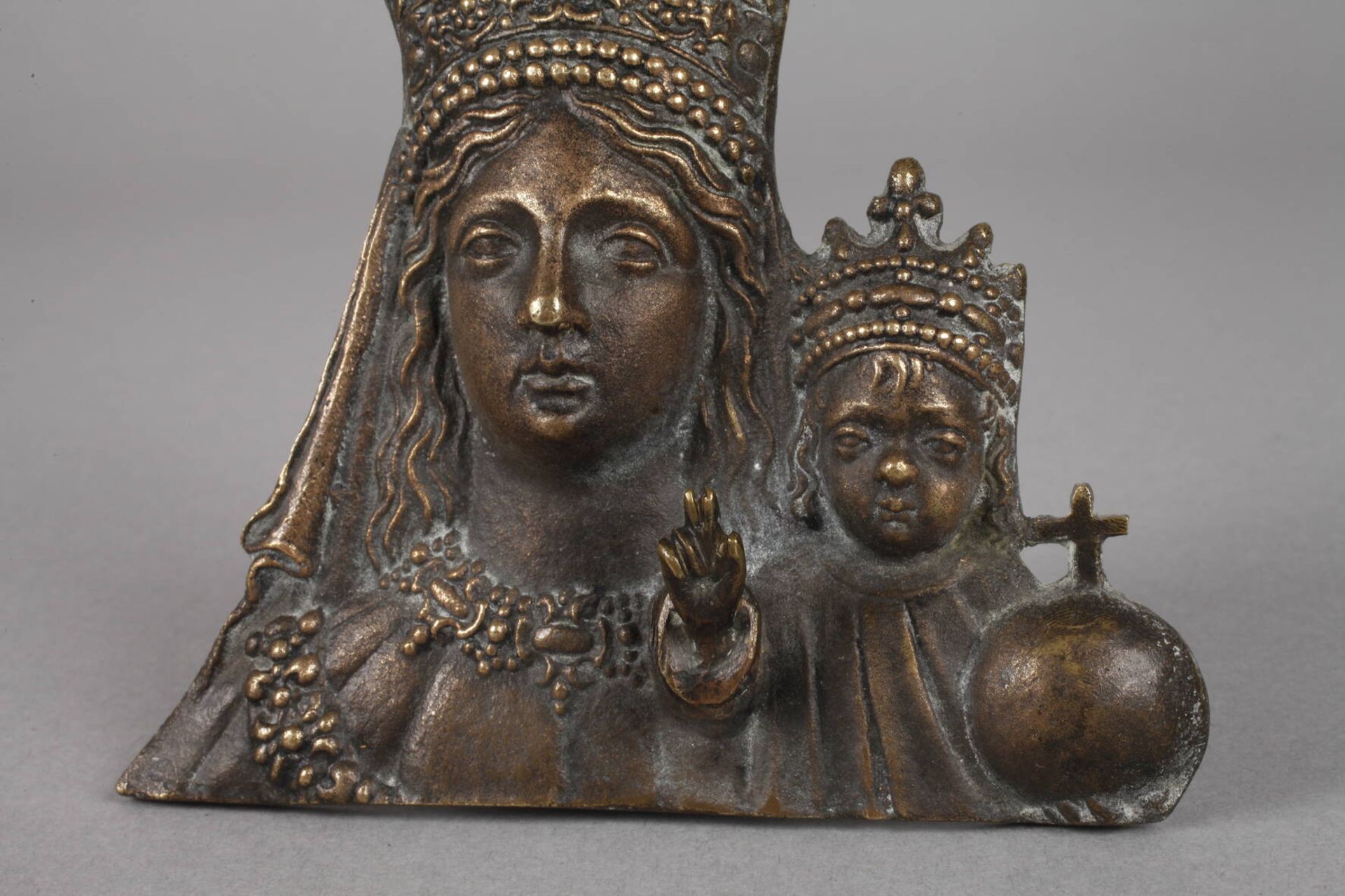 Figürliches Bronzereliefum 1900, ungemarkt, Bronze braun patiniert, halbplastische Darstellung der - Image 2 of 3