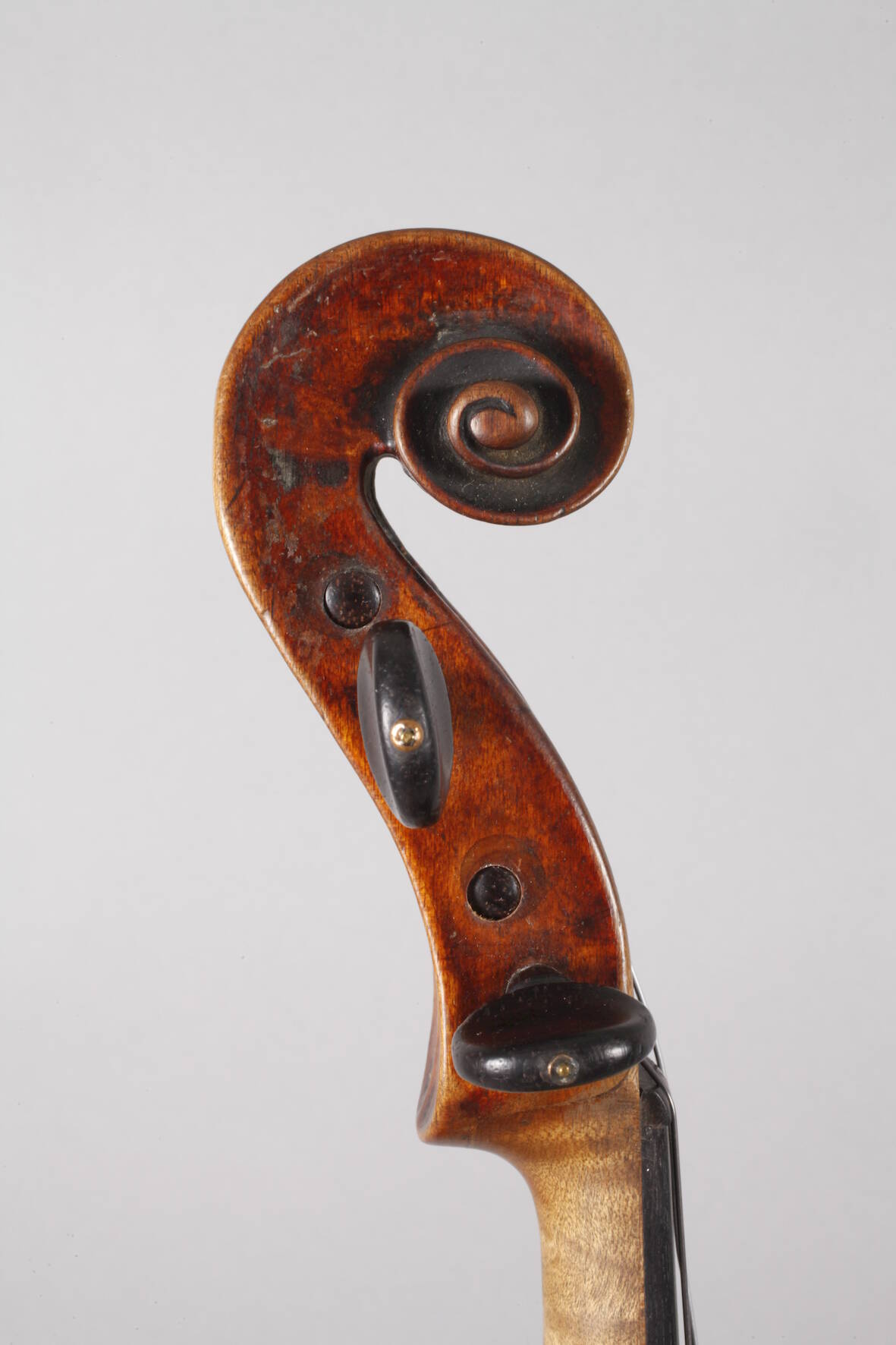 Violine im Etuiwohl 18. Jh., ohne Zettel, geteilter, kaum geflammter Boden in mittelbraunem Lack, - Image 4 of 7
