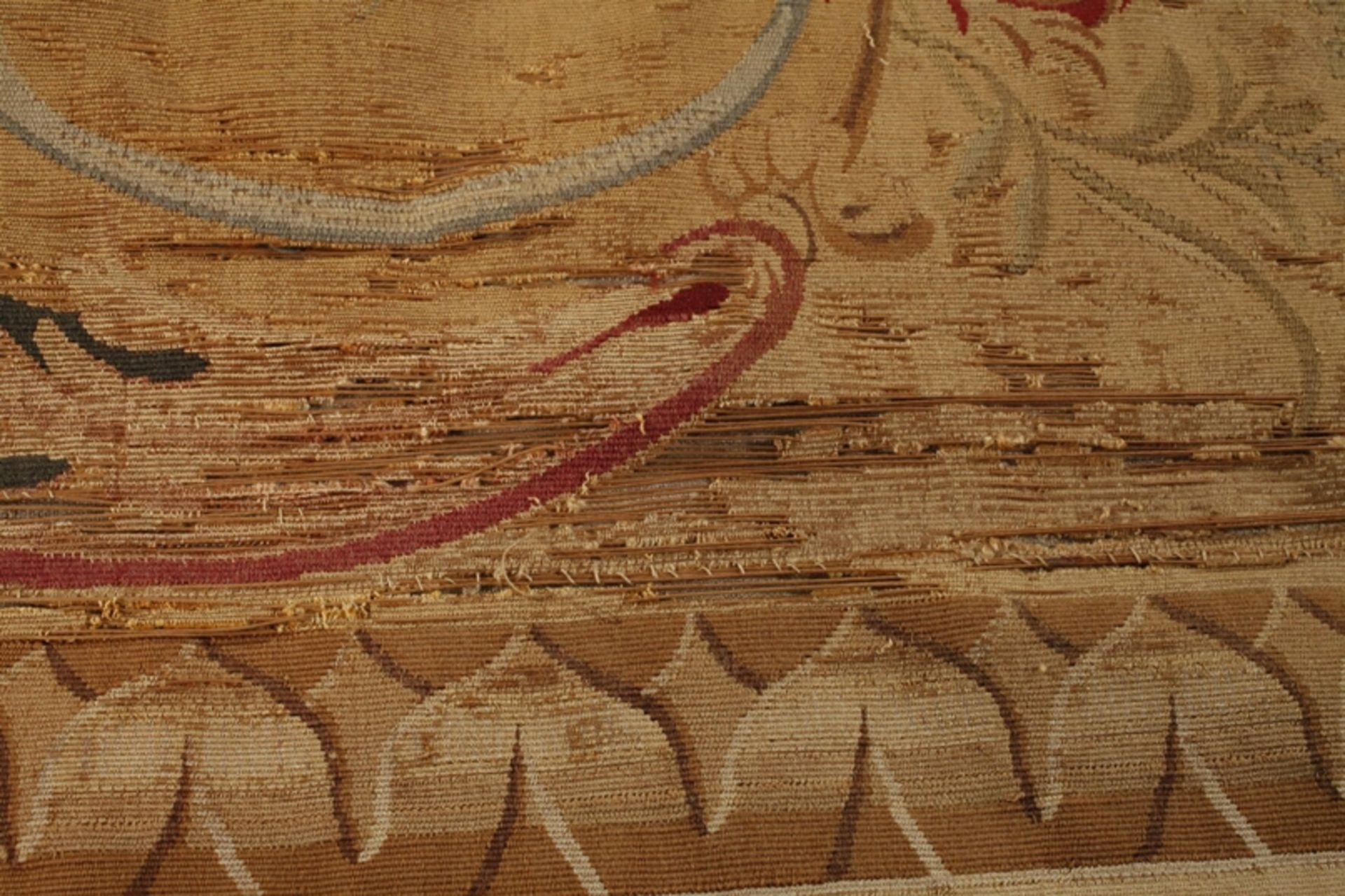 Tapisserie Aubusson18. Jh., unsigniert, im Empirestil verzierter Wandteppich mit zwei Putti, - Image 3 of 5