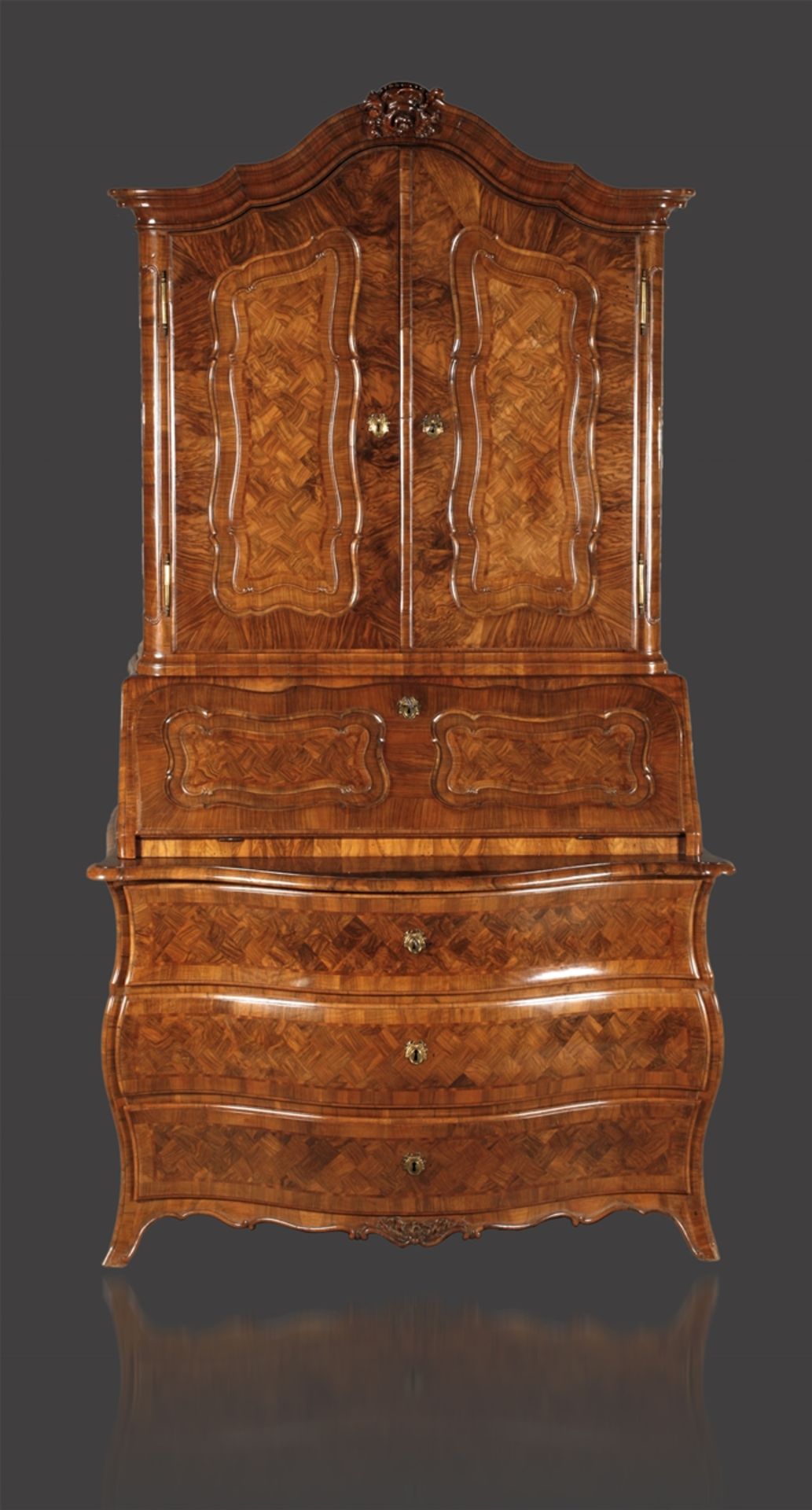 Feiner Aufsatzsekretärwohl Mannheim, um 1760, Nussholz auf Nadelholz furniert, Möbel à trois