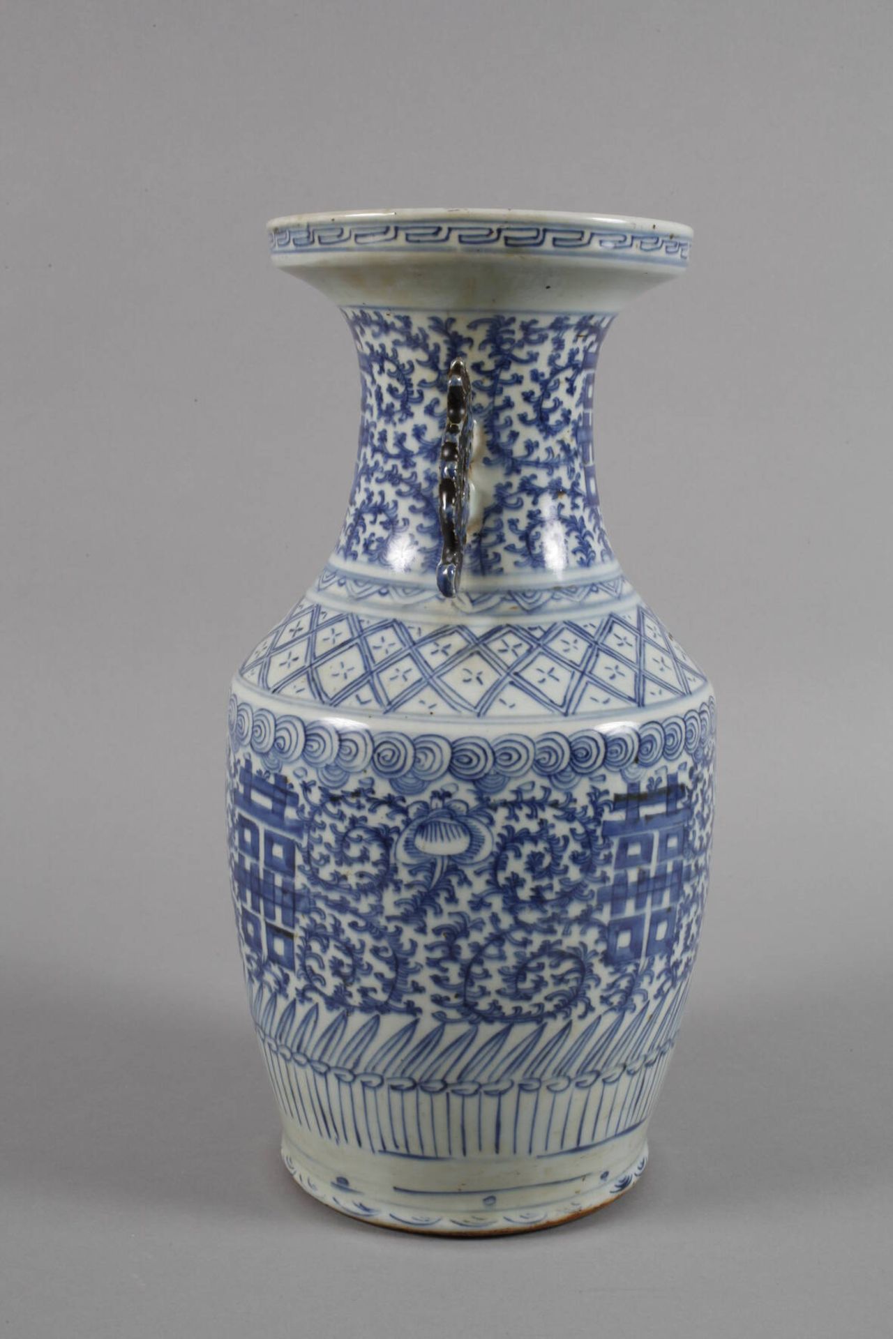 Vase ChinaEnde 19. Jh., ungemarkt, Weißporzellan in kobaltblauer Unterglasurmalerei, leicht - Bild 2 aus 6