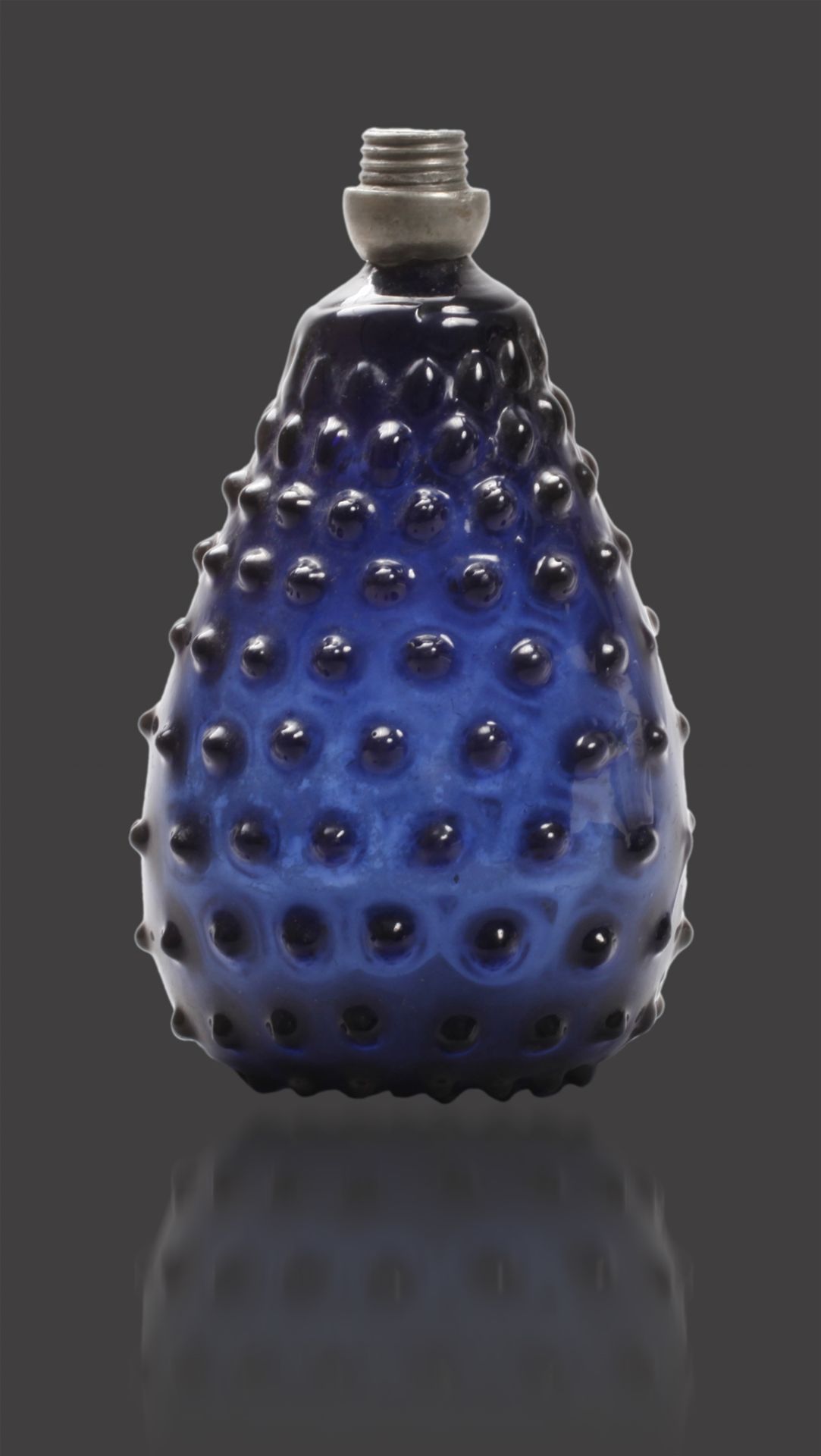 Alpenländische ""Warzenflasche""Schnapsflasche, 17. Jh., blaues Glas, eingestochener Boden mit