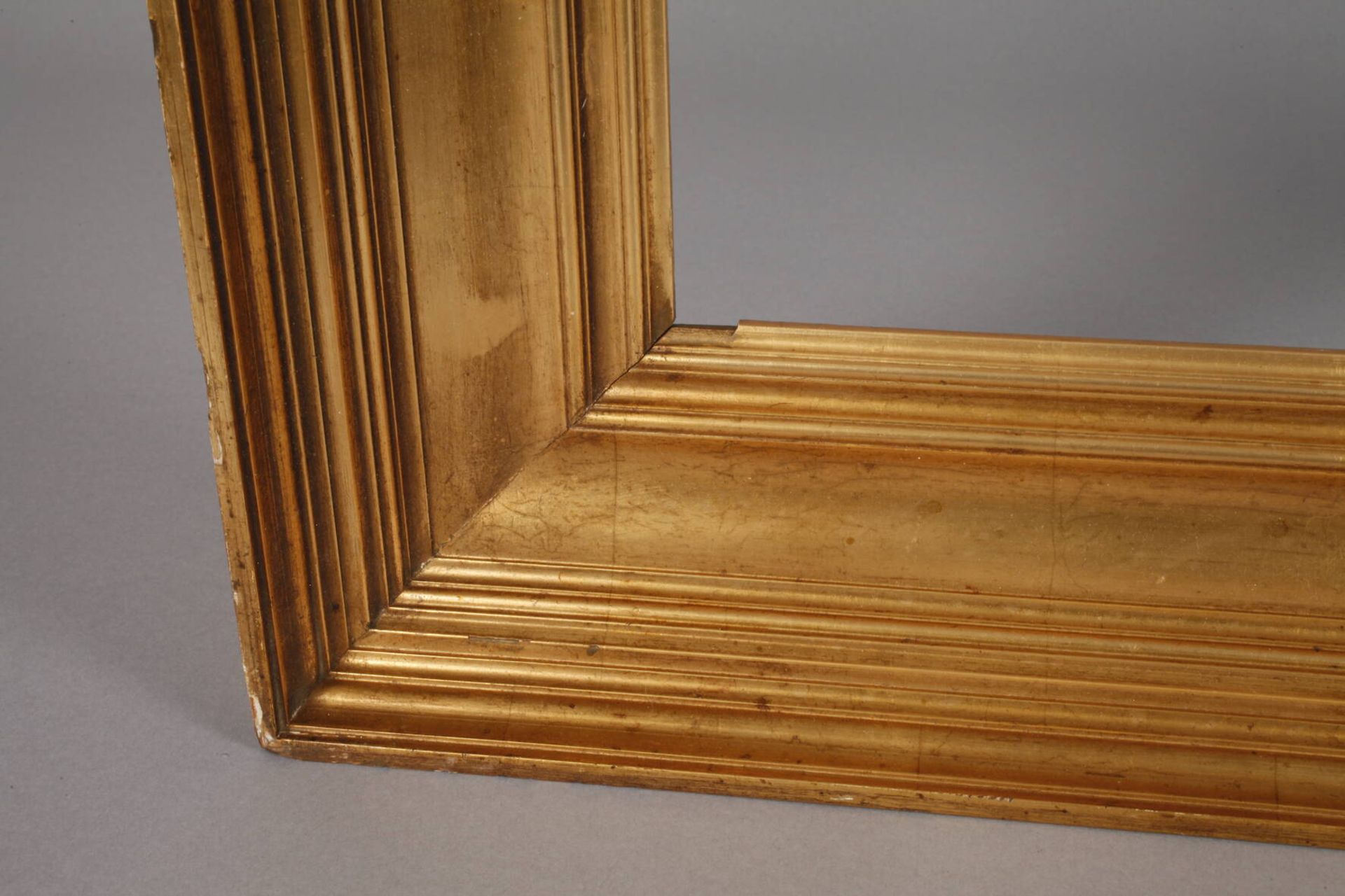 Breite Goldleisteum 1900, Rahmen aus ca. 9 cm breiter, steigend profilierter vergoldeter Holzleiste, - Bild 2 aus 3