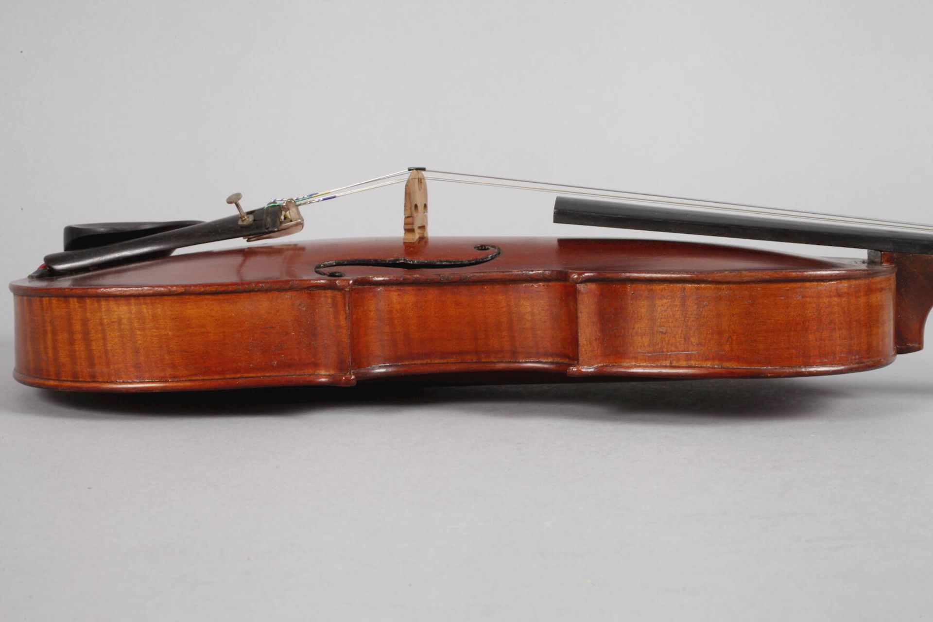 Violine2. Hälfte 20. Jh., ohne Zettel, geteilter, gleichmäßig geflammter Boden in mahagonifarbenem - Image 5 of 6