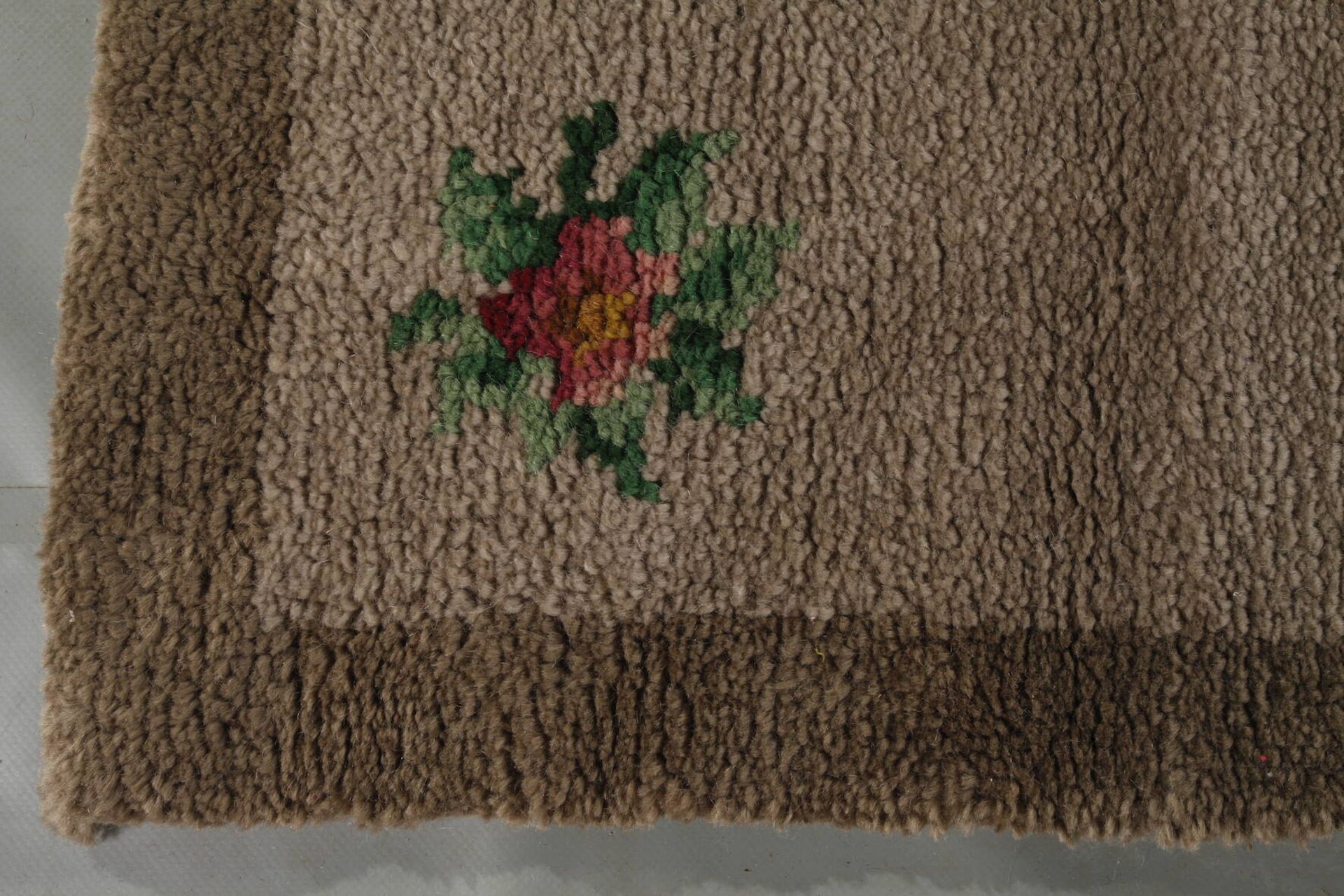 Teppich Art déco1. Hälfte 20. Jh., Streublümchen über naturfarbenem Fond, Alters- und - Image 2 of 3