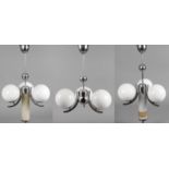 Drei Deckenlampen Art déco1920er Jahre, verchromte Metallgestänge mit jeweils drei kurzen, c-