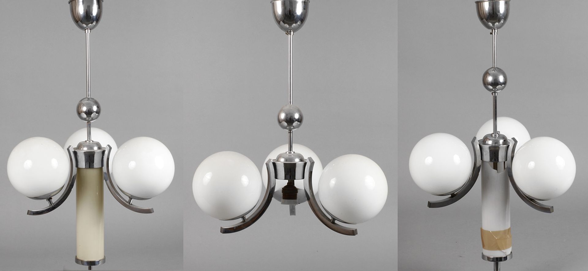Drei Deckenlampen Art déco1920er Jahre, verchromte Metallgestänge mit jeweils drei kurzen, c-