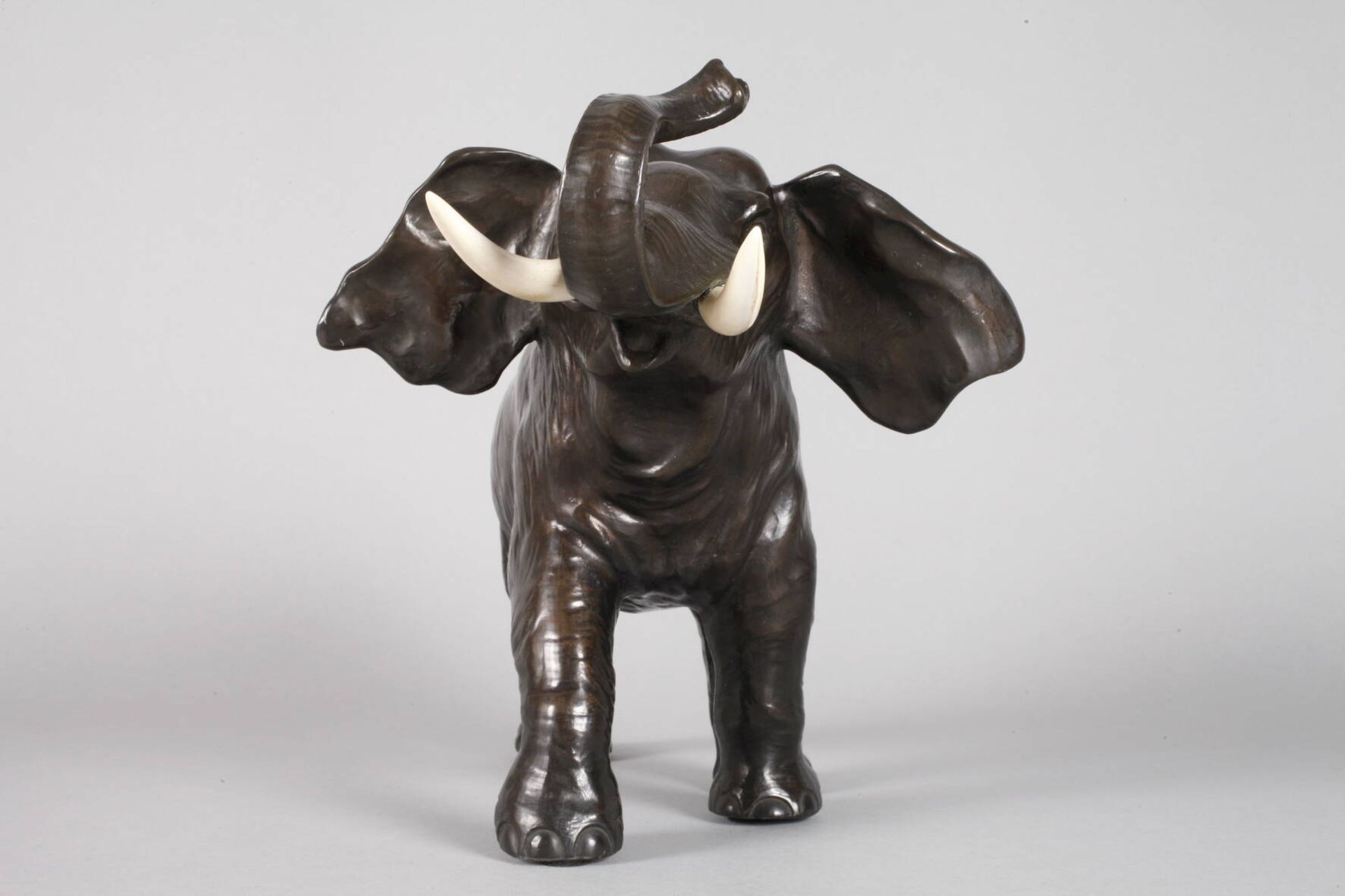 Großer schreitender ElefantAnfang 20. Jh., unsigniert, Metallguss dunkel patiniert, Stoßzähne aus - Image 4 of 5