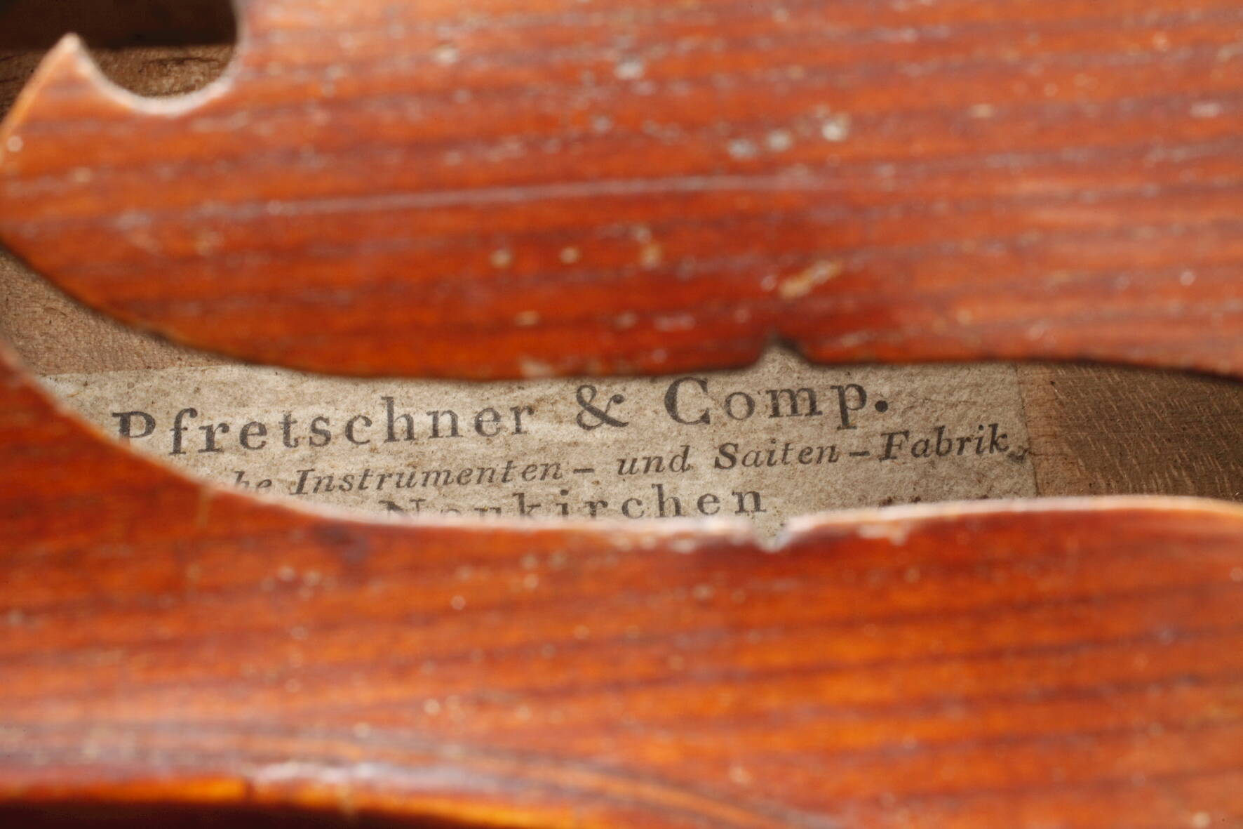 Violine im Etuiauf Klebezettel bezeichnet Pfretschner & Comp. in Neukirchen 1865, geteilter, - Image 7 of 9