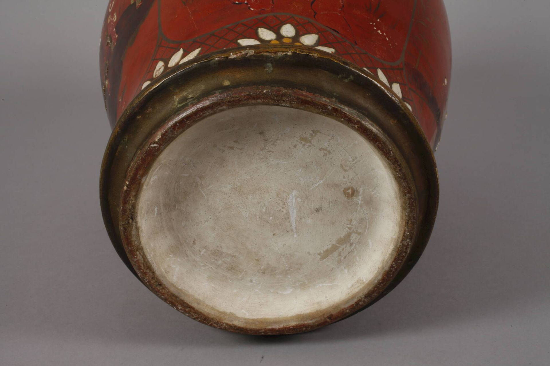 Große Berliner Lackvase mit Chinoiserien1. Hälfte 19. Jh., ungemarkt, cremefarbener Scherben mit - Image 6 of 6