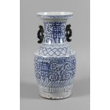 Vase ChinaEnde 19. Jh., ungemarkt, Weißporzellan in kobaltblauer Unterglasurmalerei, leicht