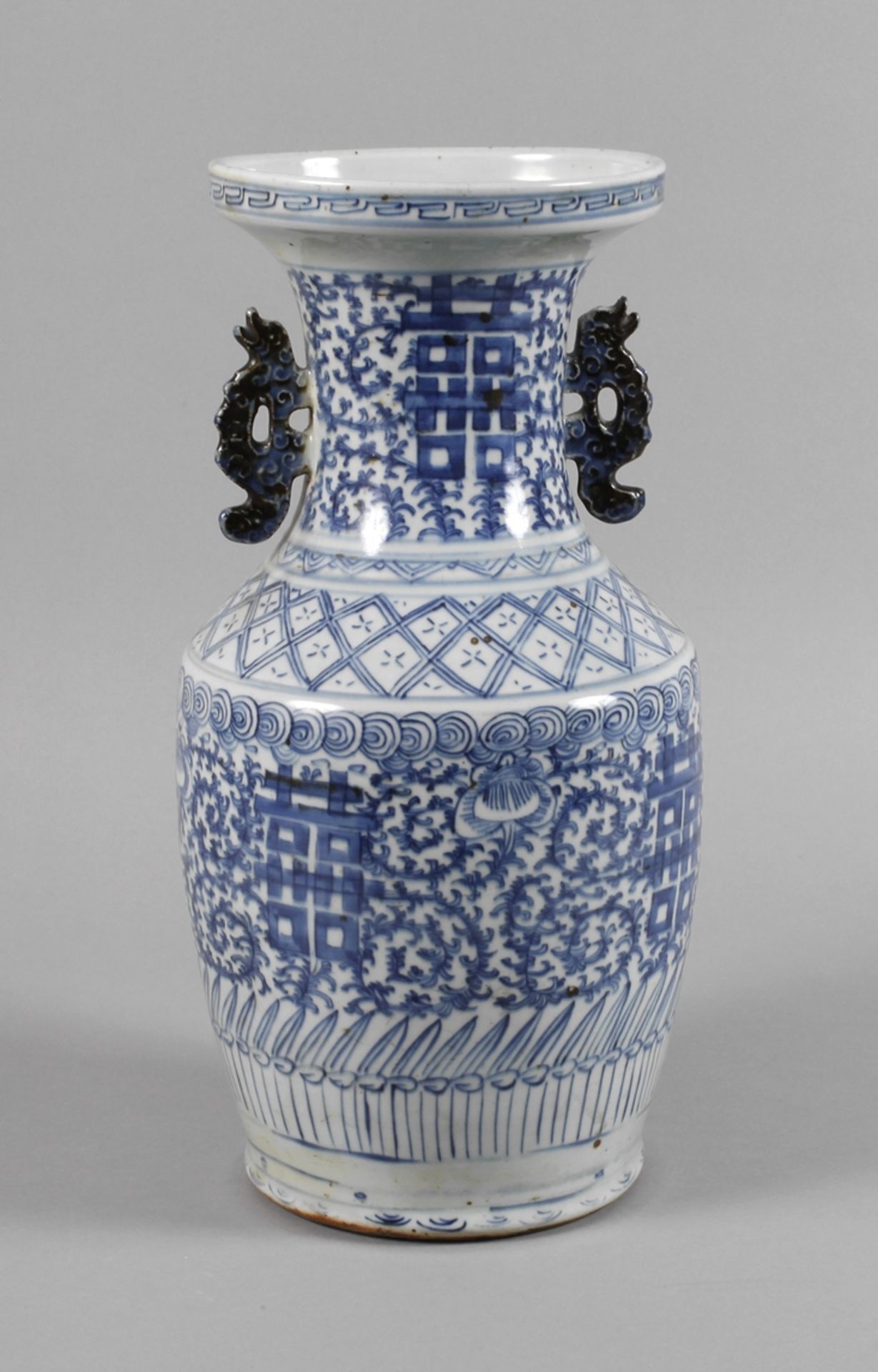Vase ChinaEnde 19. Jh., ungemarkt, Weißporzellan in kobaltblauer Unterglasurmalerei, leicht