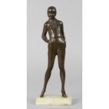 Stefan Dakon, "Bubi"Entwurf um 1928, signiert, Bronze dunkel patiniert, Darstellung der eleganten