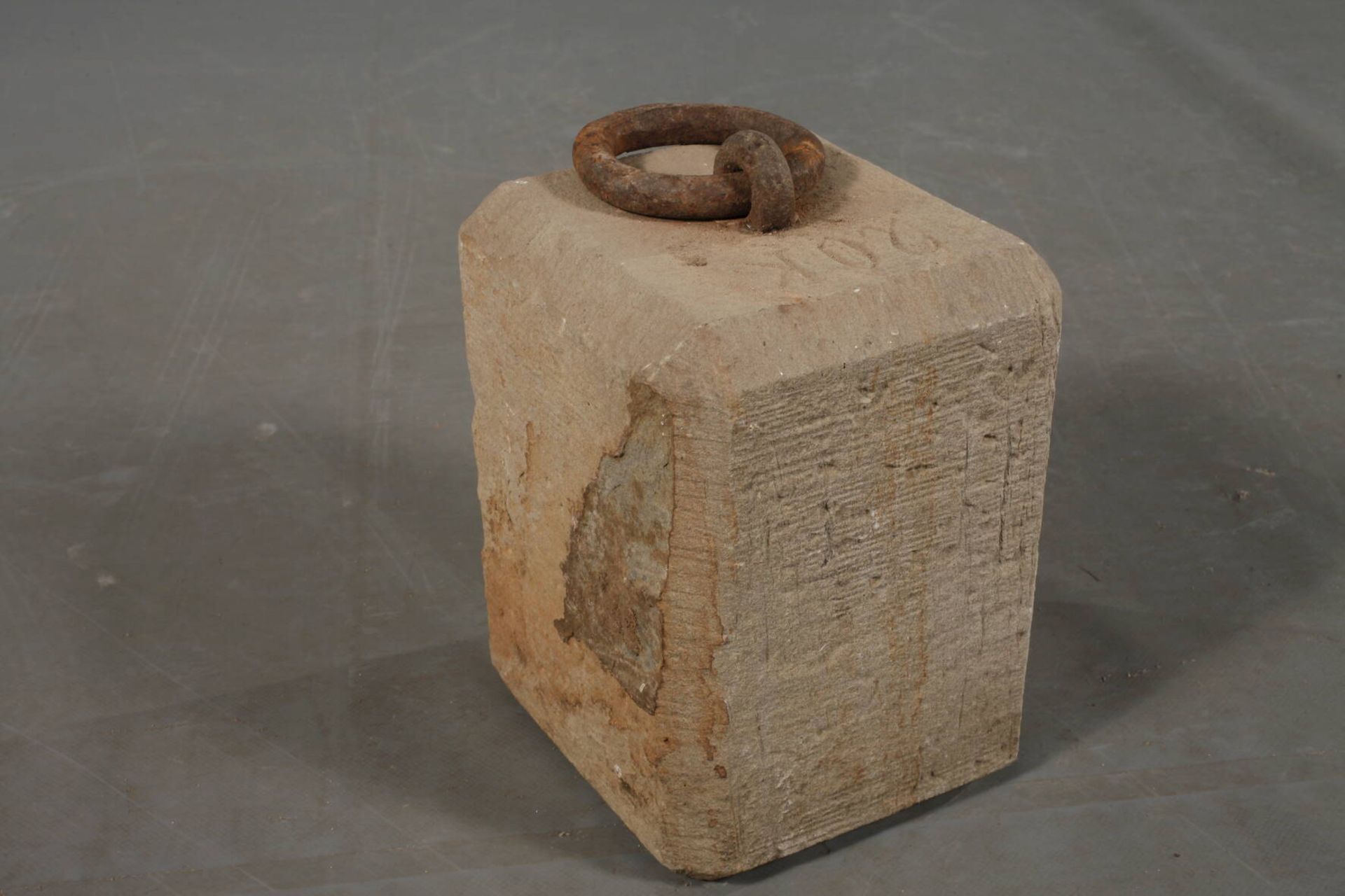 Steingewicht19. Jh., Sandstein, 20 kg gemarkt, eisernes Kettenglied, normale Alters- und - Bild 3 aus 3