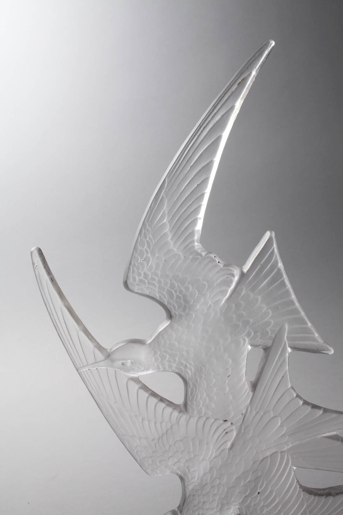 René Lalique Schwalbenpaar auf Bronzesockelum 1922, signiert R. Lalique als Ätzstempel, - Image 3 of 6