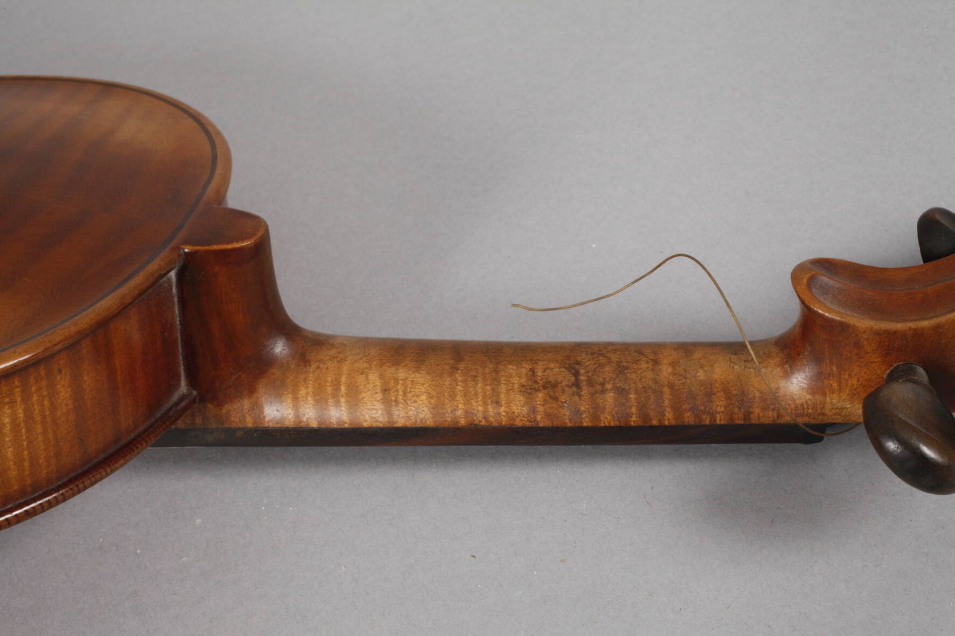 ViolineAnfang 20. Jh., ohne Zettel, geteilter, gleichmäßig geflammter Boden in gelblich-braunem - Image 6 of 6