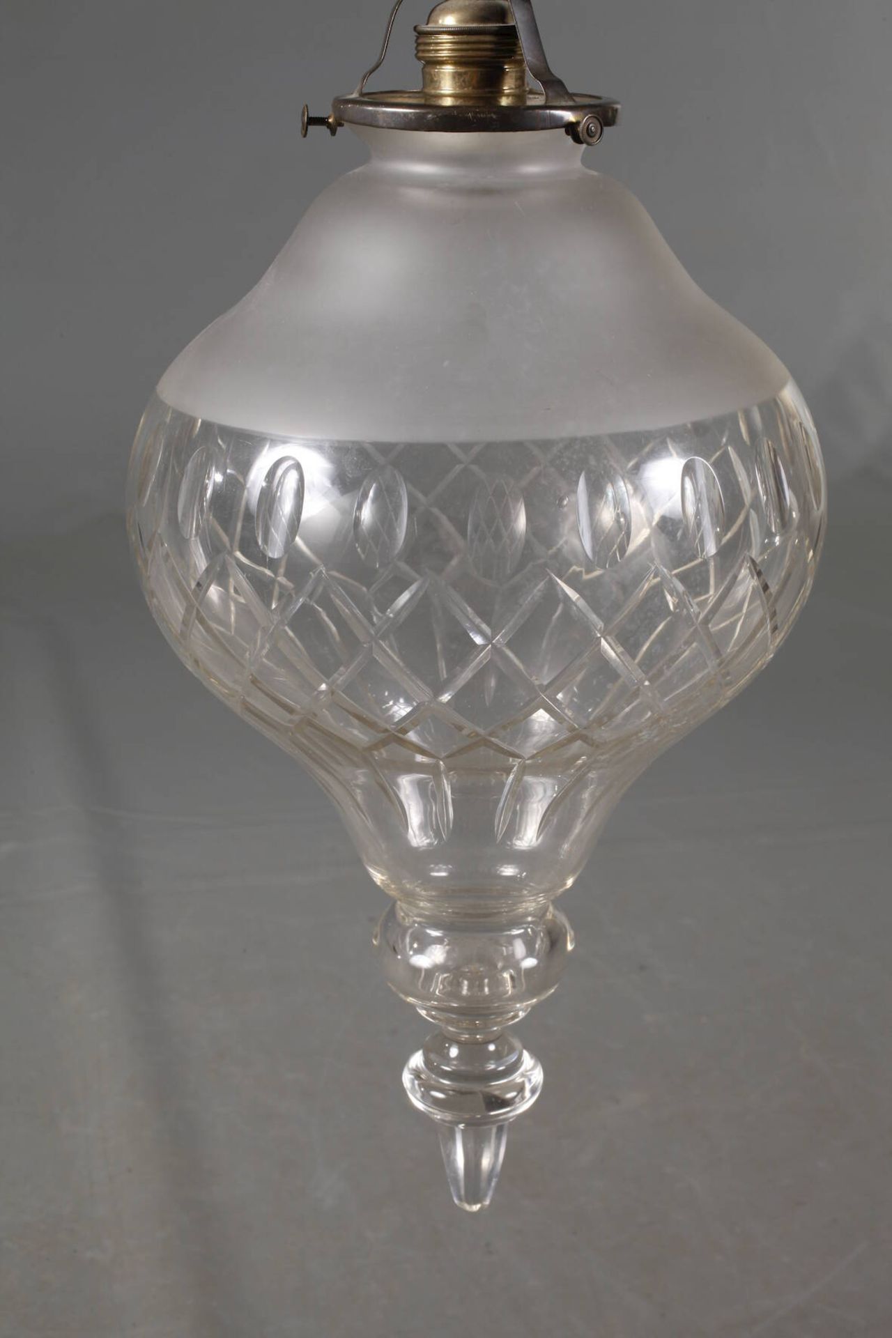 Deckenlampeum 1900, zartes Messinggestänge mit zurückgenommenem Blattdekor, abgehängte Lampenfassung - Image 3 of 4