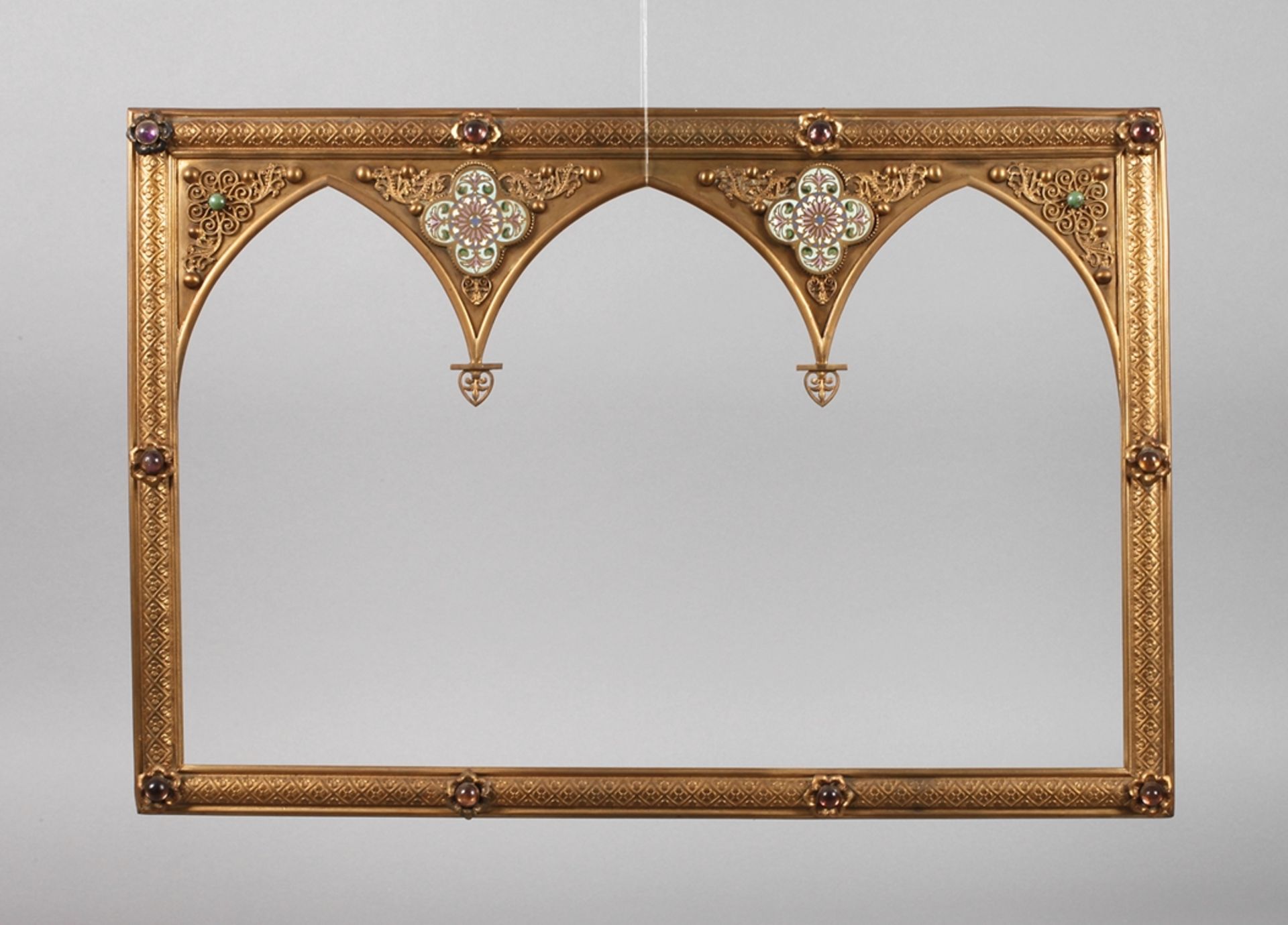 Neogotischer Rahmenum 1880, Messing vergoldet, im oberen Bereich drei Spitzbögen, emailverzierte