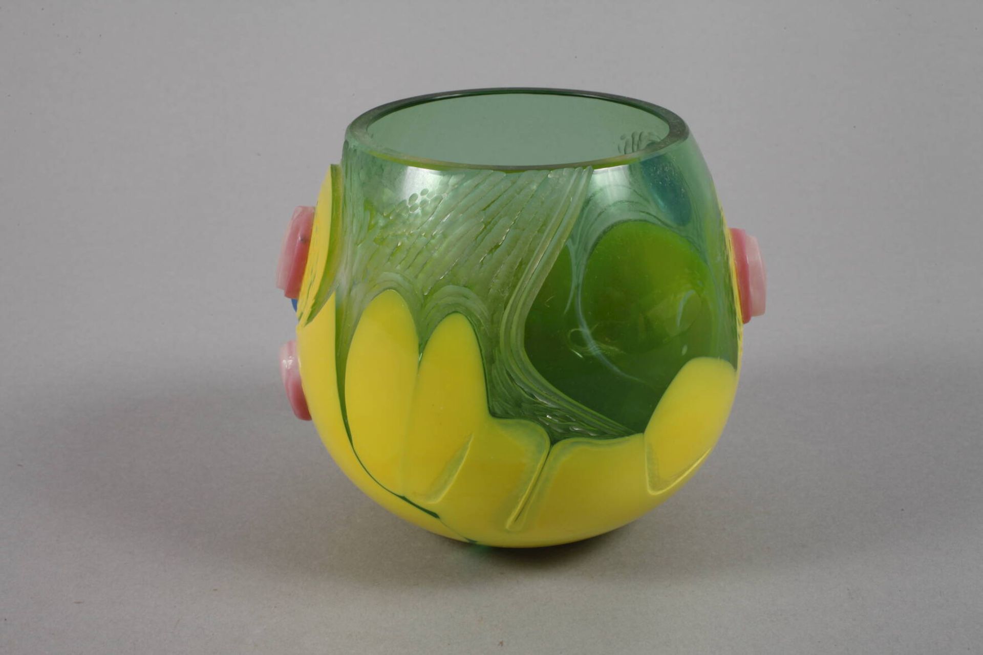 Vase Studioglasdatiert 2000, Herstellermonogramm JV., farbloses Glas, grün und gelb überfangen, - Bild 3 aus 5