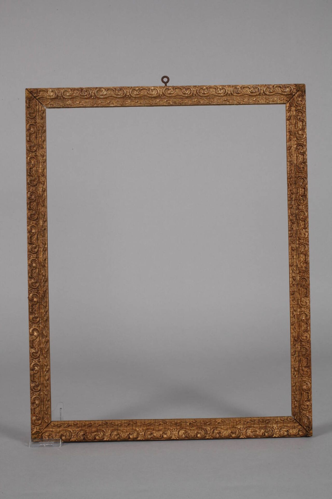 Drei StuckleistenEnde 19. Jh., ca. 2,5 cm breite, leicht steigend profilierte gestuckte Holzleisten, - Bild 4 aus 5