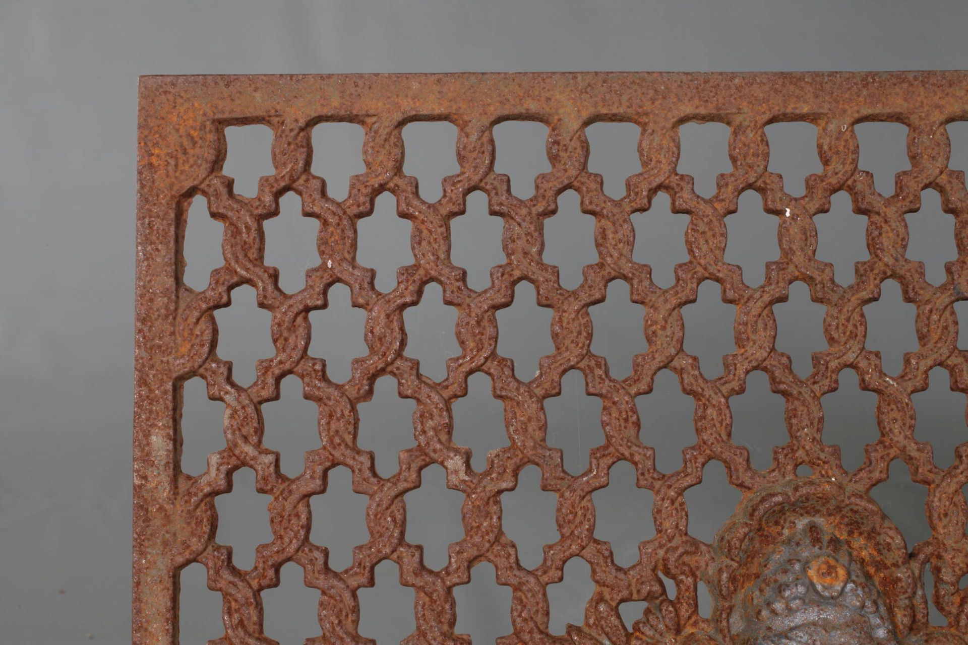 Lüftungsgitter Historismus2. Hälfte 19. Jh., Gusseisen, Gitter gestaltet in Form von Flechtwerk, - Image 3 of 3