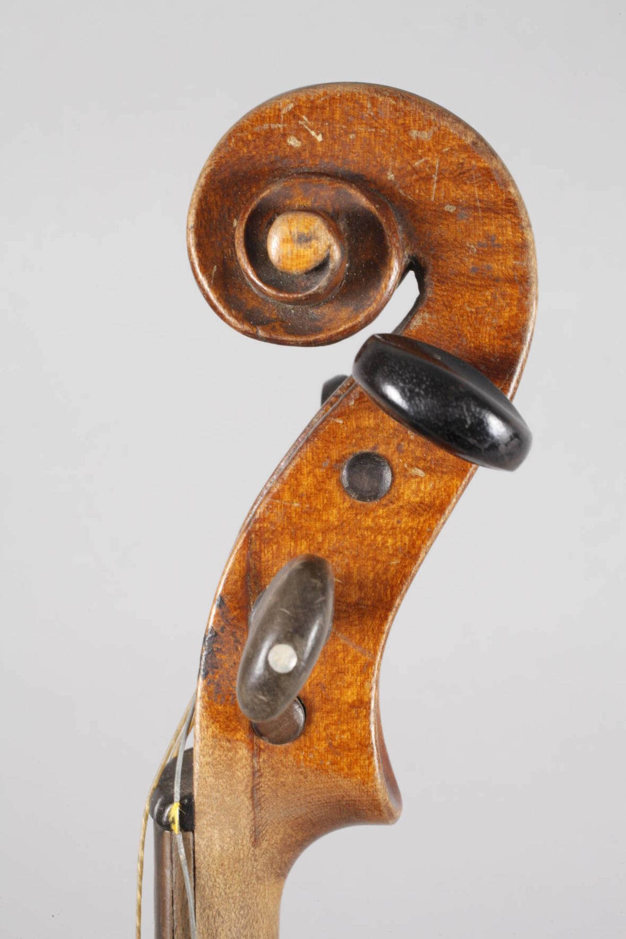 Violine im EtuiAnfang 20. Jh., ohne Zettel, am Boden Brandstempel Hopf, dieser ungeteilt und schwach - Image 5 of 7