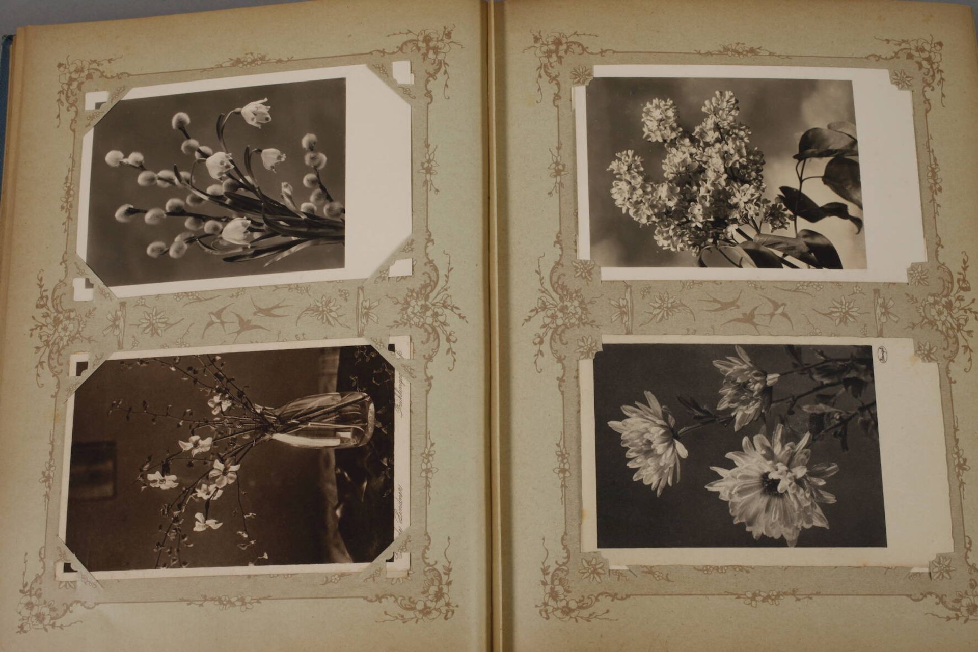 Ansichtskartenalbumvor 1945, ca. 300 Motiv-, Serien- und Kitschpostkarten in gut erhaltenem Album um - Image 4 of 11