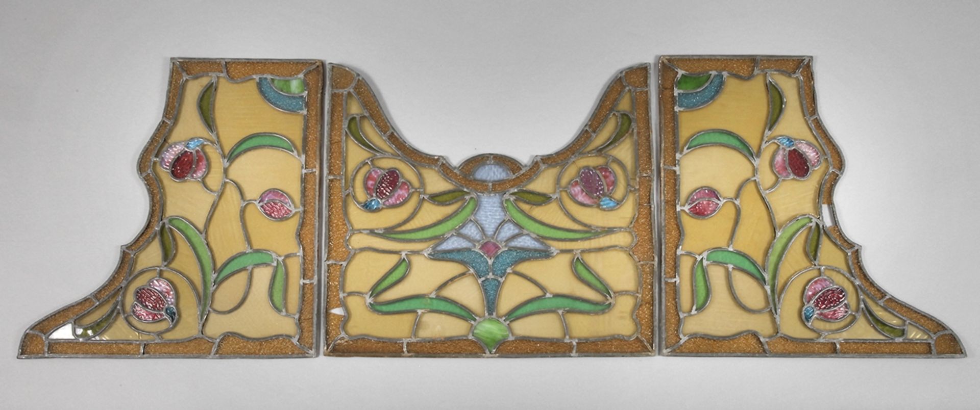 Bleiglasfensterum 1900, florale Motive aus Farb- und Ornamentglas, dreiteilig, ohne Rahmen, rest.