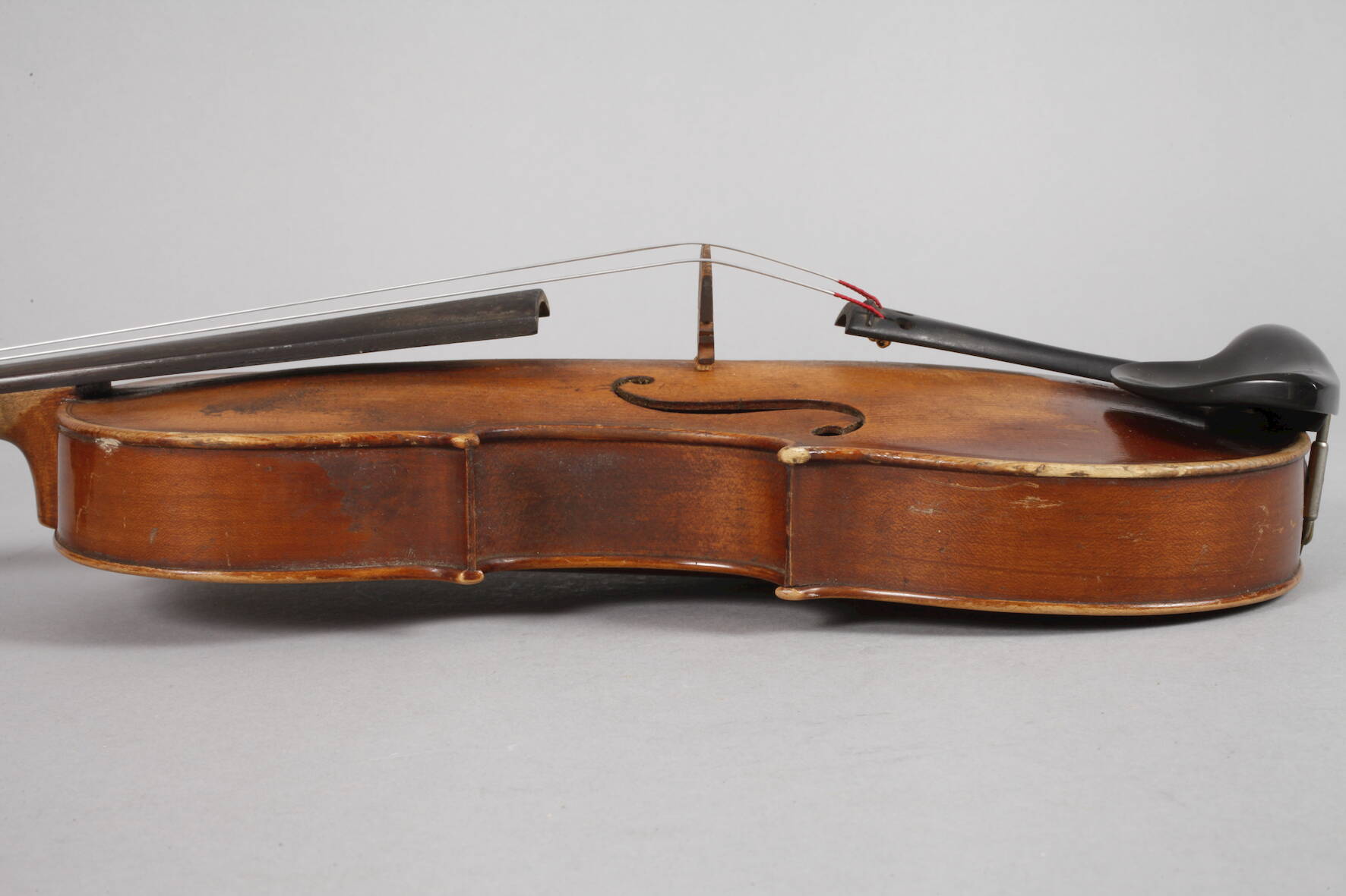 Violine19. Jh., ohne Zettel, geteilter, ungeflammter Boden in mittelbraunem Lack, umlaufende - Image 5 of 6