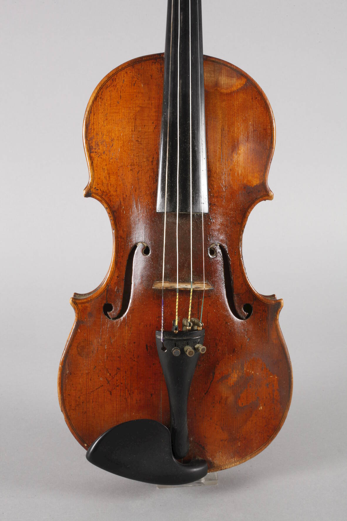 Violine im Etuiwohl um 1800, innen auf Modellzettel bezeichnet Andreas Guanerius fecit Cremone 1691, - Image 2 of 9