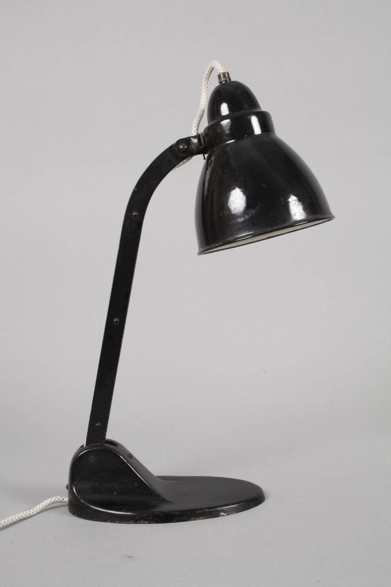 Schreibtischlampeum 1930, am Boden bezeichnet Viktoria-Lampe, geschwärzter Eisengussfuß, mit - Bild 2 aus 3