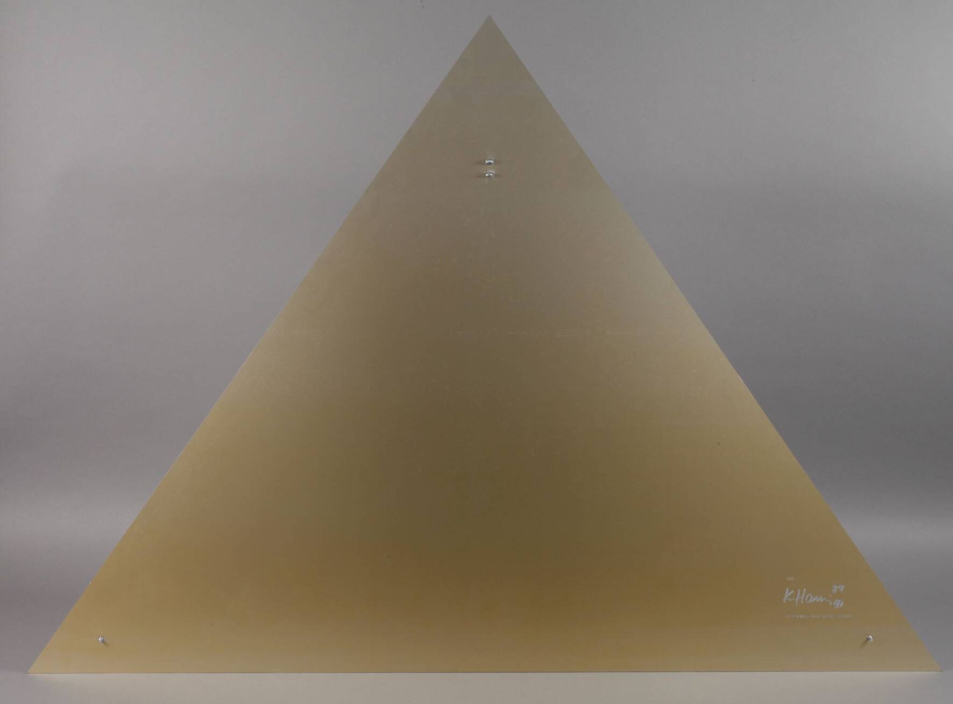 Keith Haring, “Pyramid”dreieckige Aluminiumplatte, vollflächig mit für den Künstler typischen - Bild 5 aus 6
