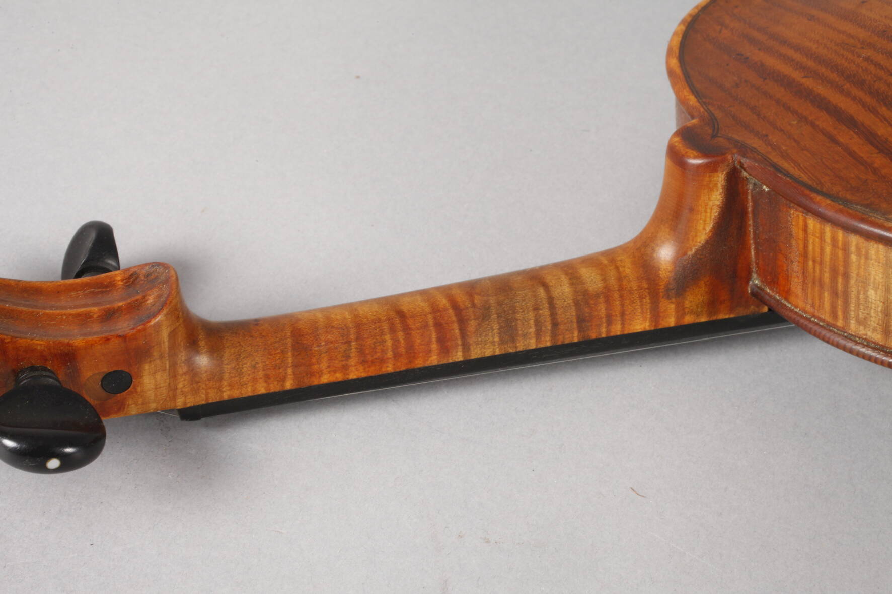 Violine im Etuiwohl um 1800, innen auf Modellzettel bezeichnet Andreas Guanerius fecit Cremone 1691, - Image 6 of 9