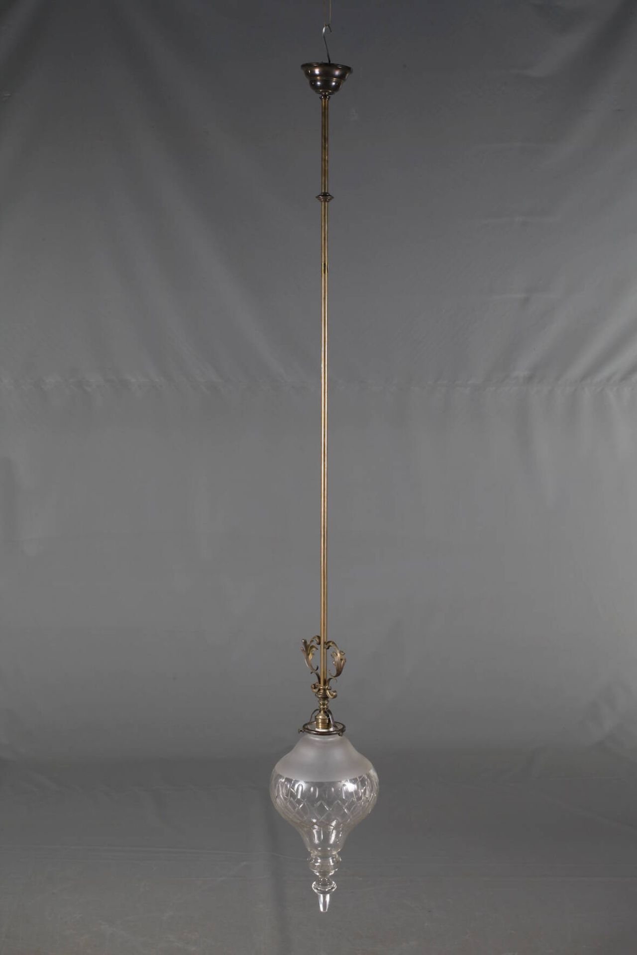 Deckenlampeum 1900, zartes Messinggestänge mit zurückgenommenem Blattdekor, abgehängte Lampenfassung - Image 2 of 4